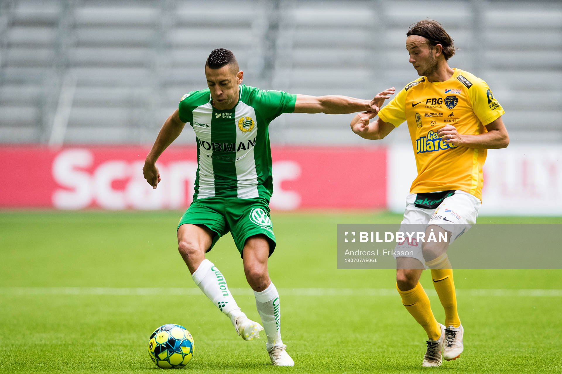 Hammarbys Nikola Djurdjic i kamp om bollen med Falkenbergs Robin Östlind under fotbollsmatchen i Allsvenskan mellan Hammarby och Falkenberg den 7 juli 2019 i Stockholm.