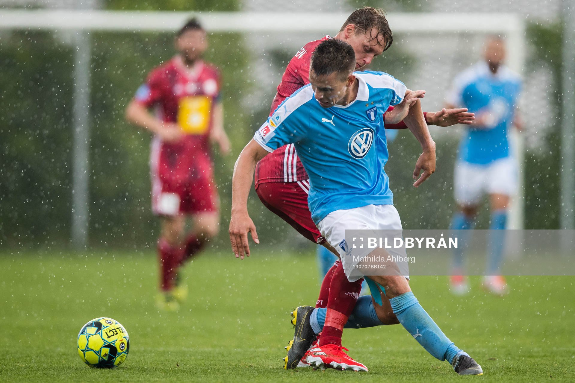 Lyngbys Jesper Christjansen och Malmö FFs Jonas Knudsen under träningsmatchen i fotboll mellan Malmö och Lyngby den 7 april 2019 i Malmö.