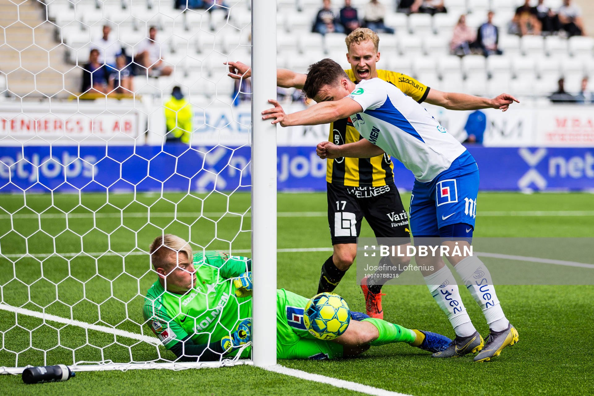Norrköping målvakt Isak Pettersson räddar på mållinjen