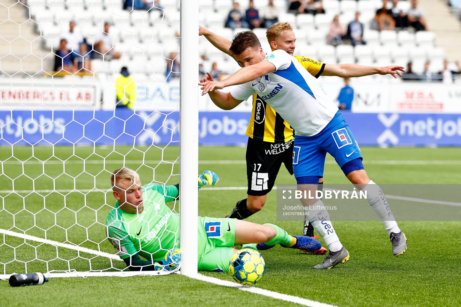 Häckens Gustav Berggren reagerar intill IFK Norrköpings