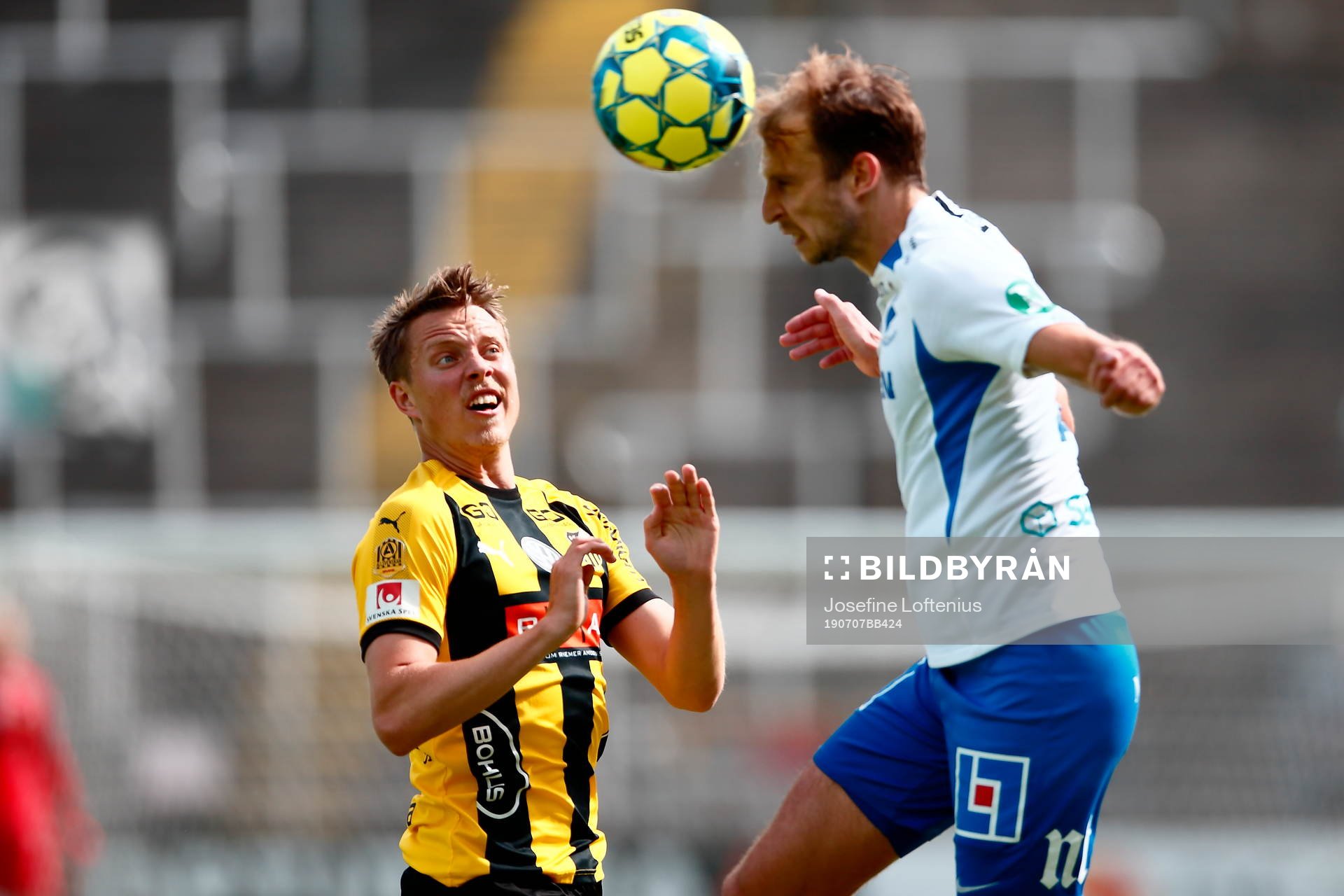 Häckens Viktor Lundberg ser på när IFK Norrköpings IFK