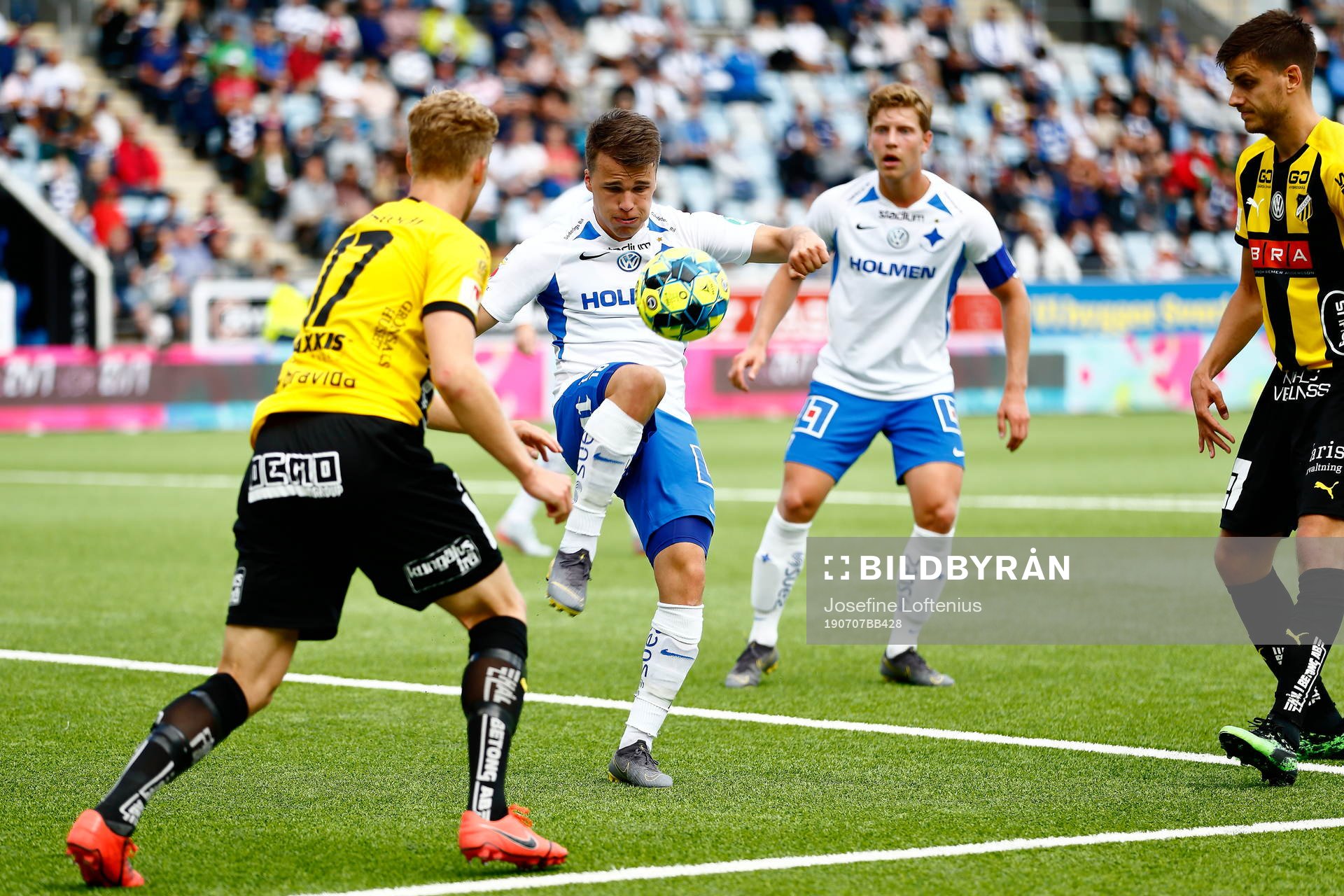 IFK Norrköpings Simon Skrabb rensar i eget straffområde