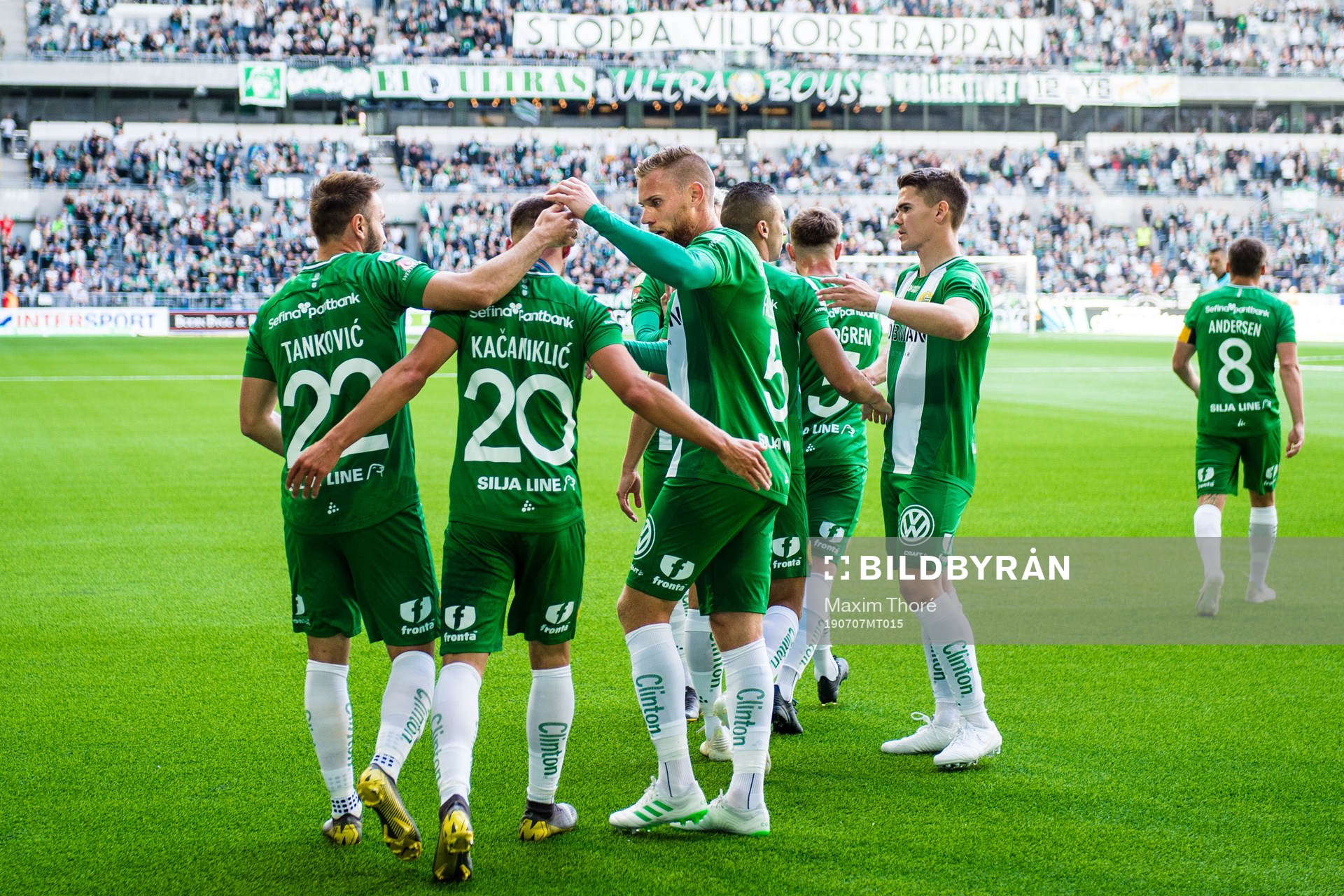 Hammarbys Alexander Kacaniklic jublar med lagkamrater