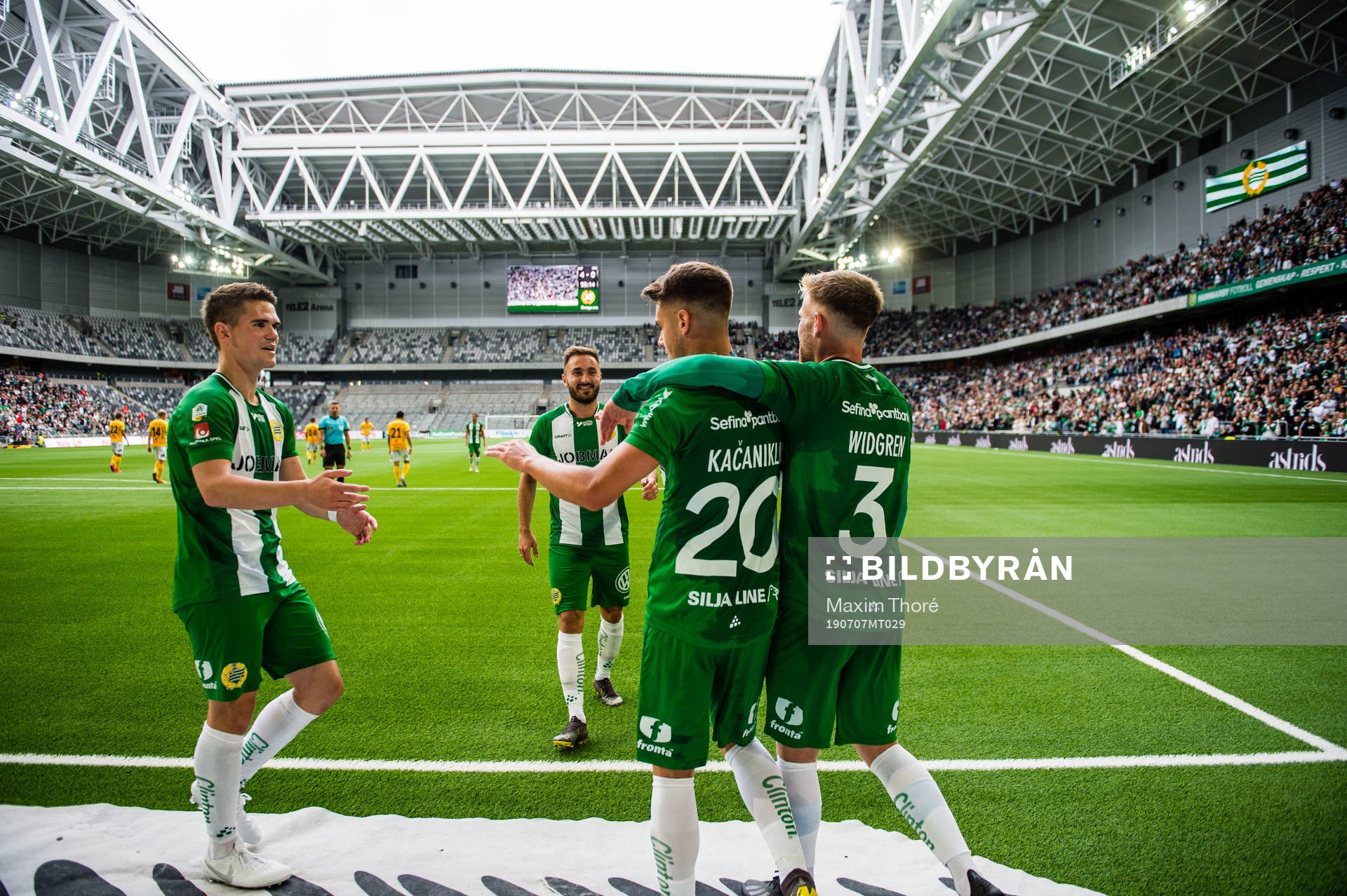 Hammarbys Alexander Kacaniklic jublar med lagkamrater