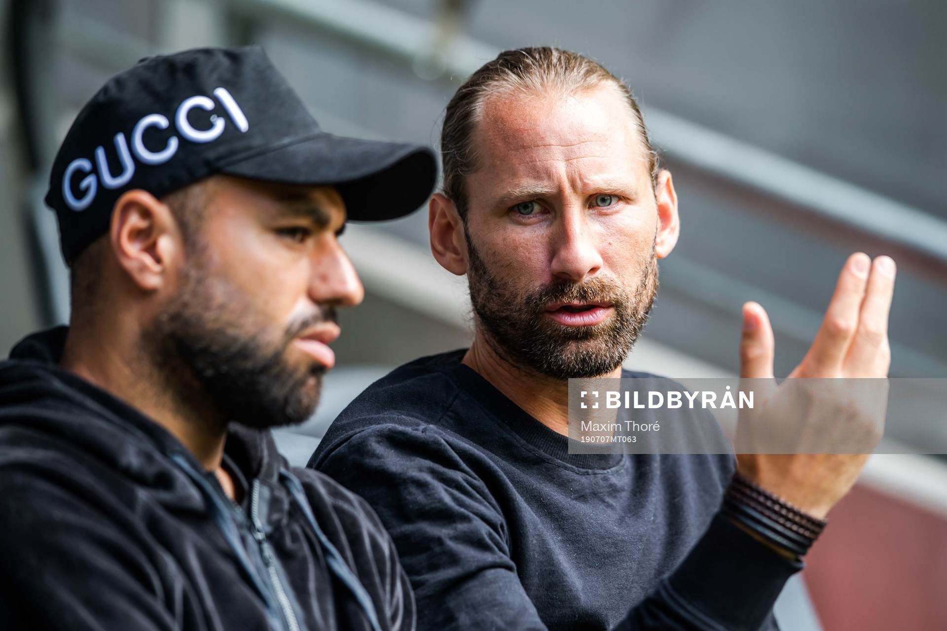 Hammarbys målvakt Johan Wiland i samtal med Imad Khalili