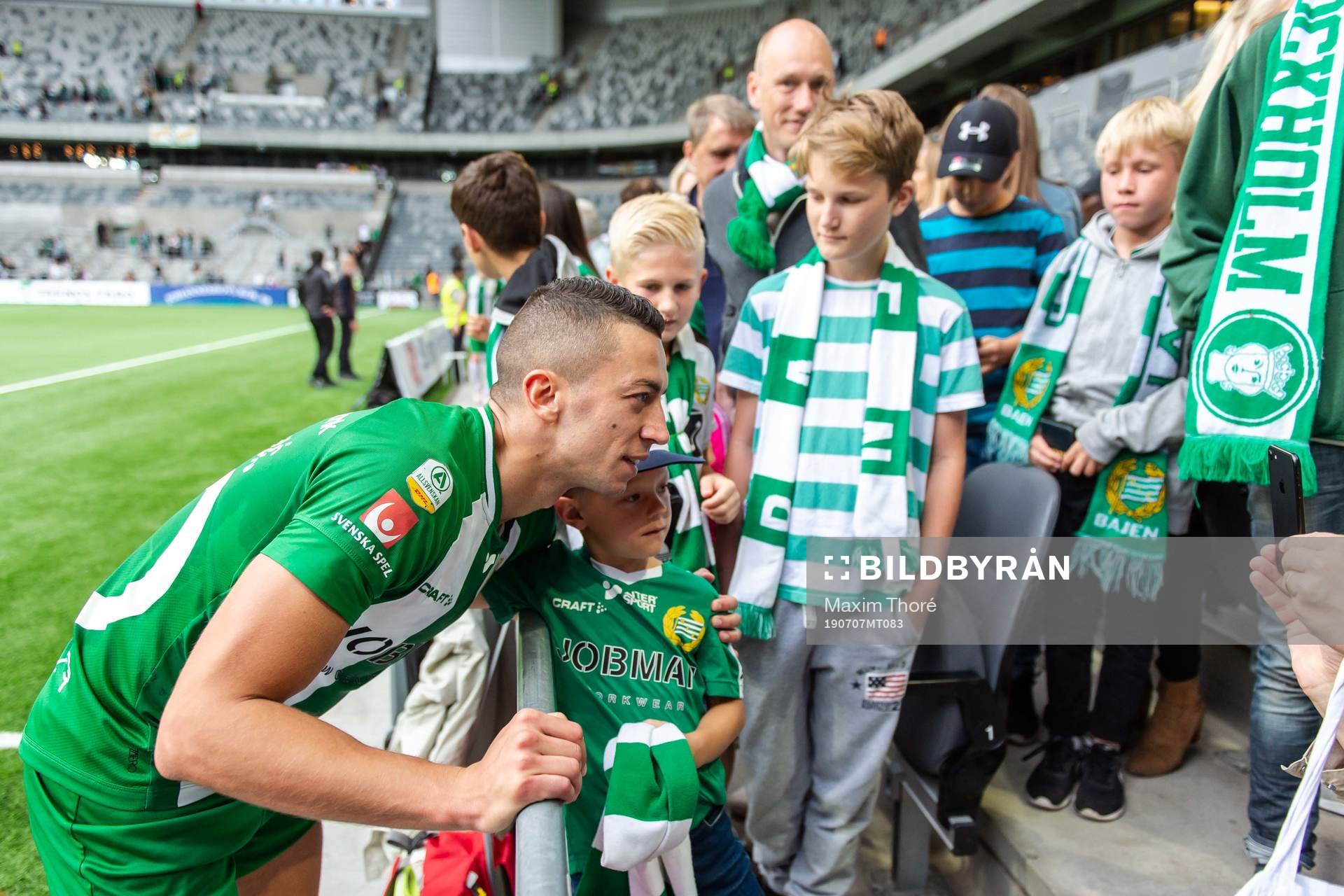 Hammarbys Nikola Djurdjic tar selfies med supportar