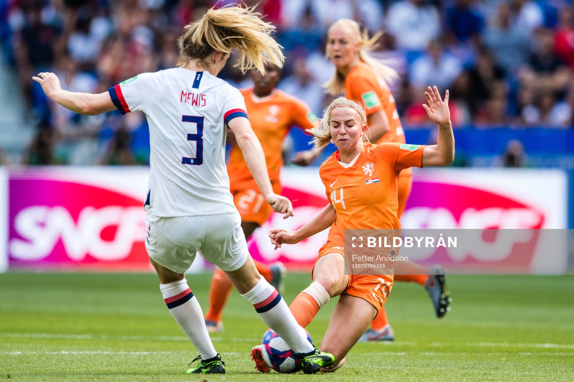 Jackie Noëlle Groenen of Netherlands and Samantha Mewis of