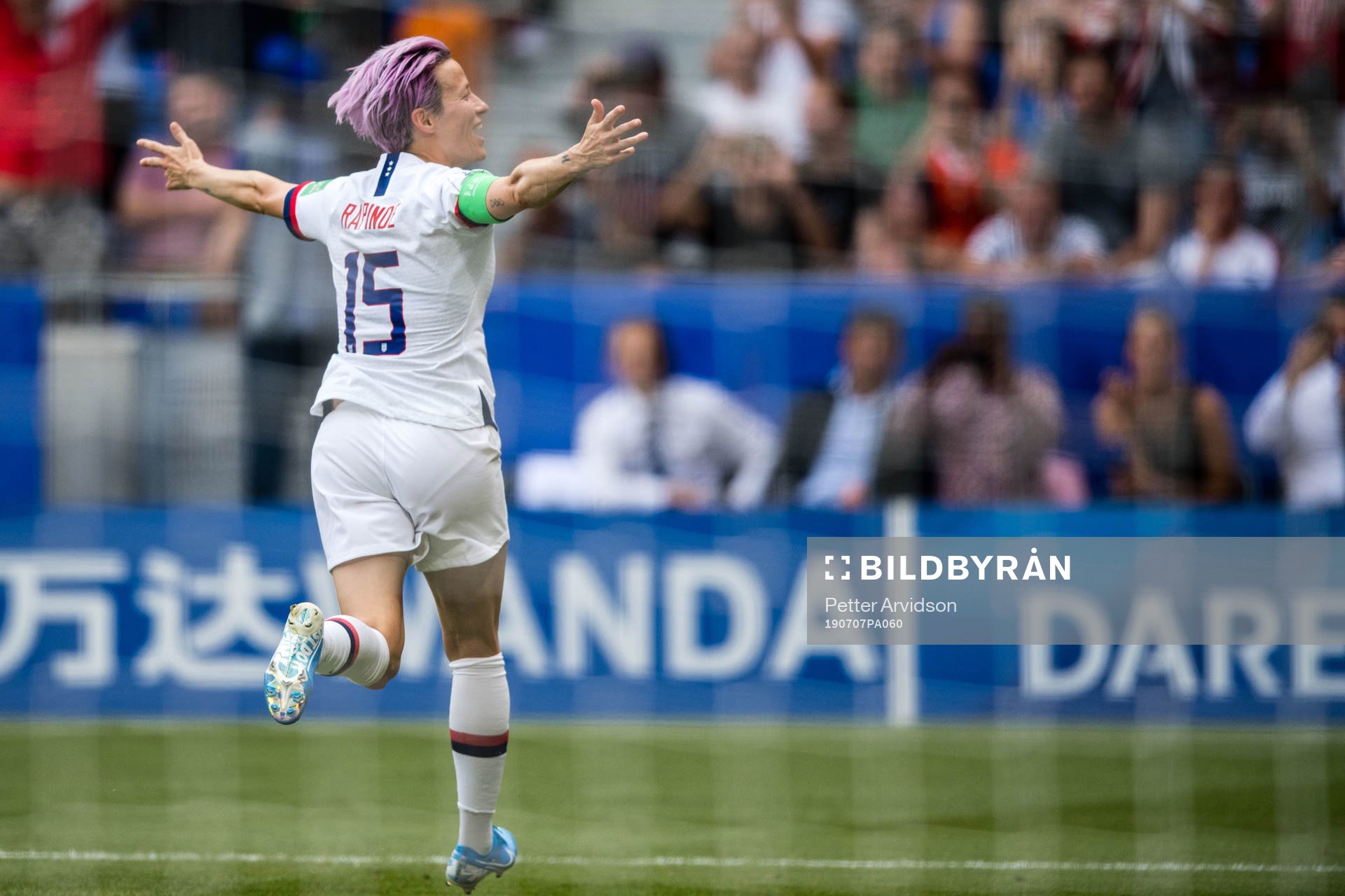 Megan Rapinoe of USA celebrates 1-0