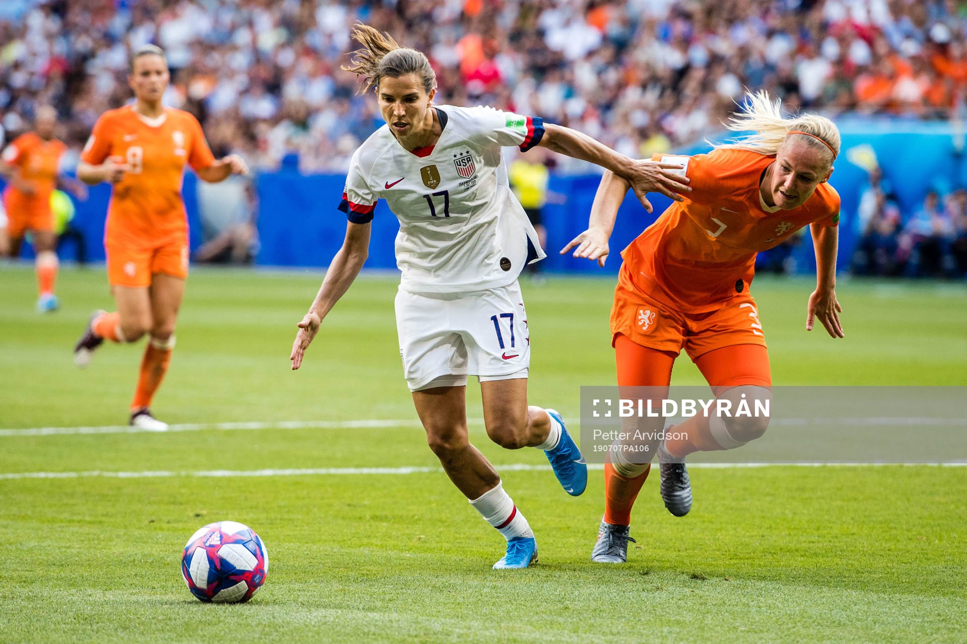Tobin Heath of USA and Stefanie Van Der Gragt of Netherlands
