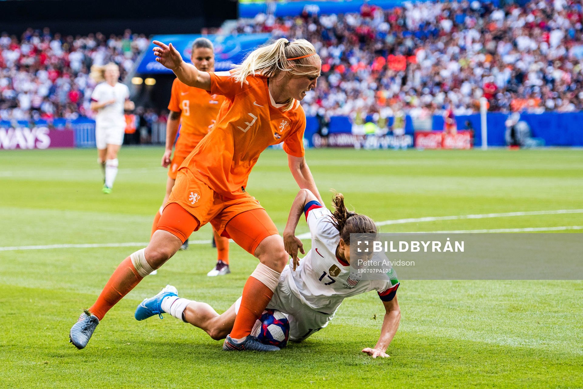 Tobin Heath of USA and Stefanie Van Der Gragt of Netherlands