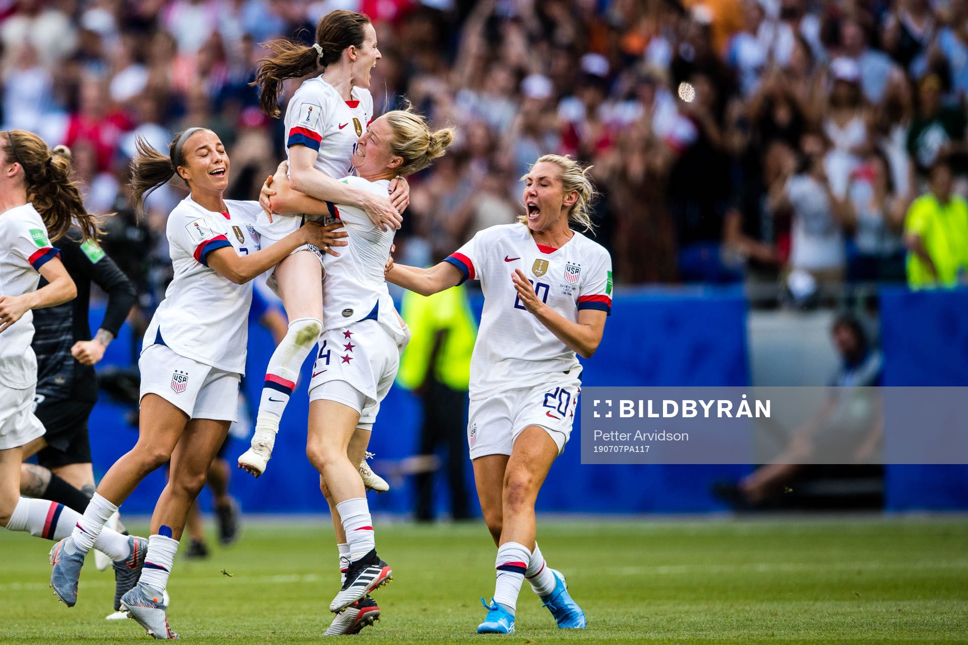 Emily Sonnett and Rose Lavelle  of USA celebrates