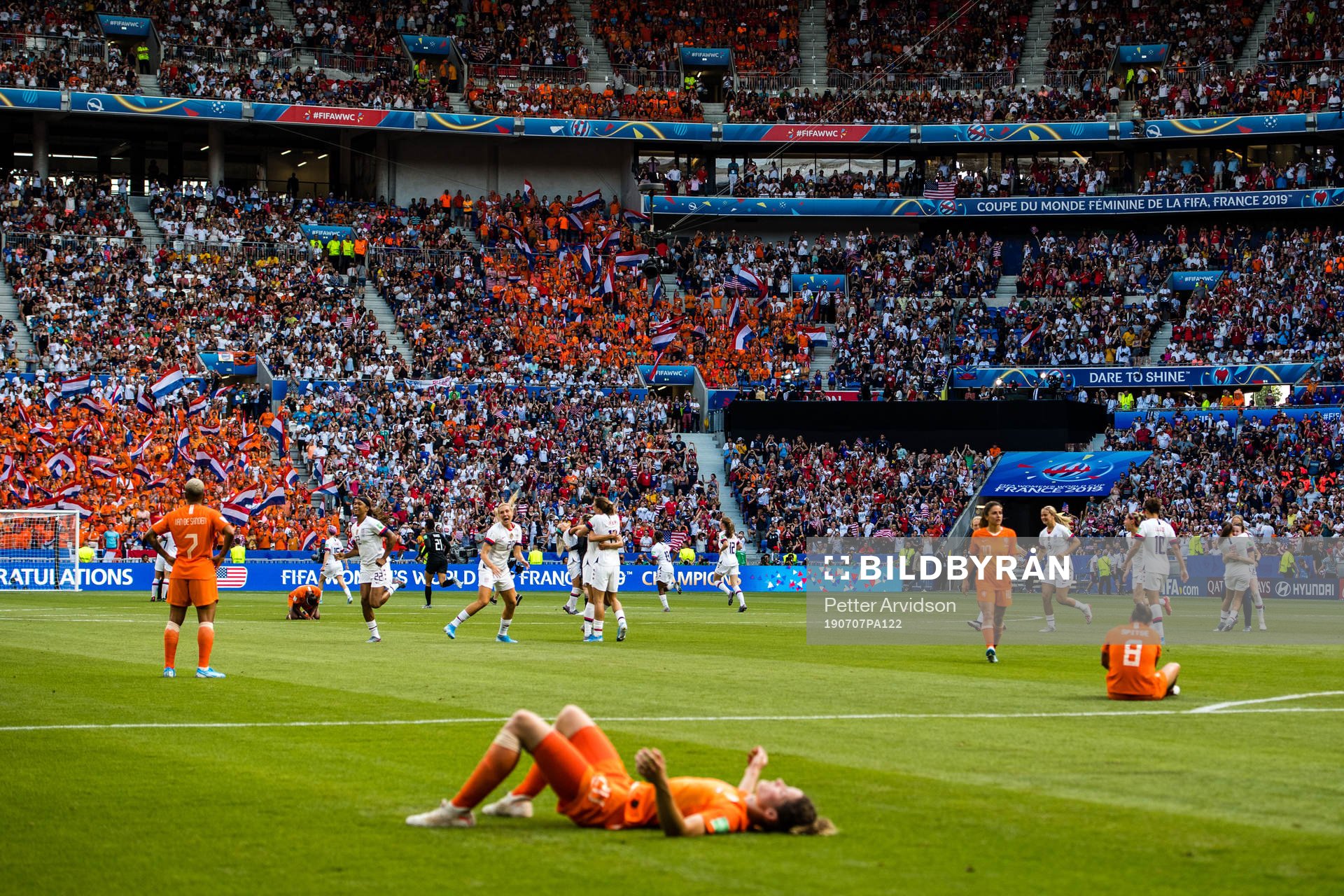 Players of USA celebrates and players of Netherlands looks