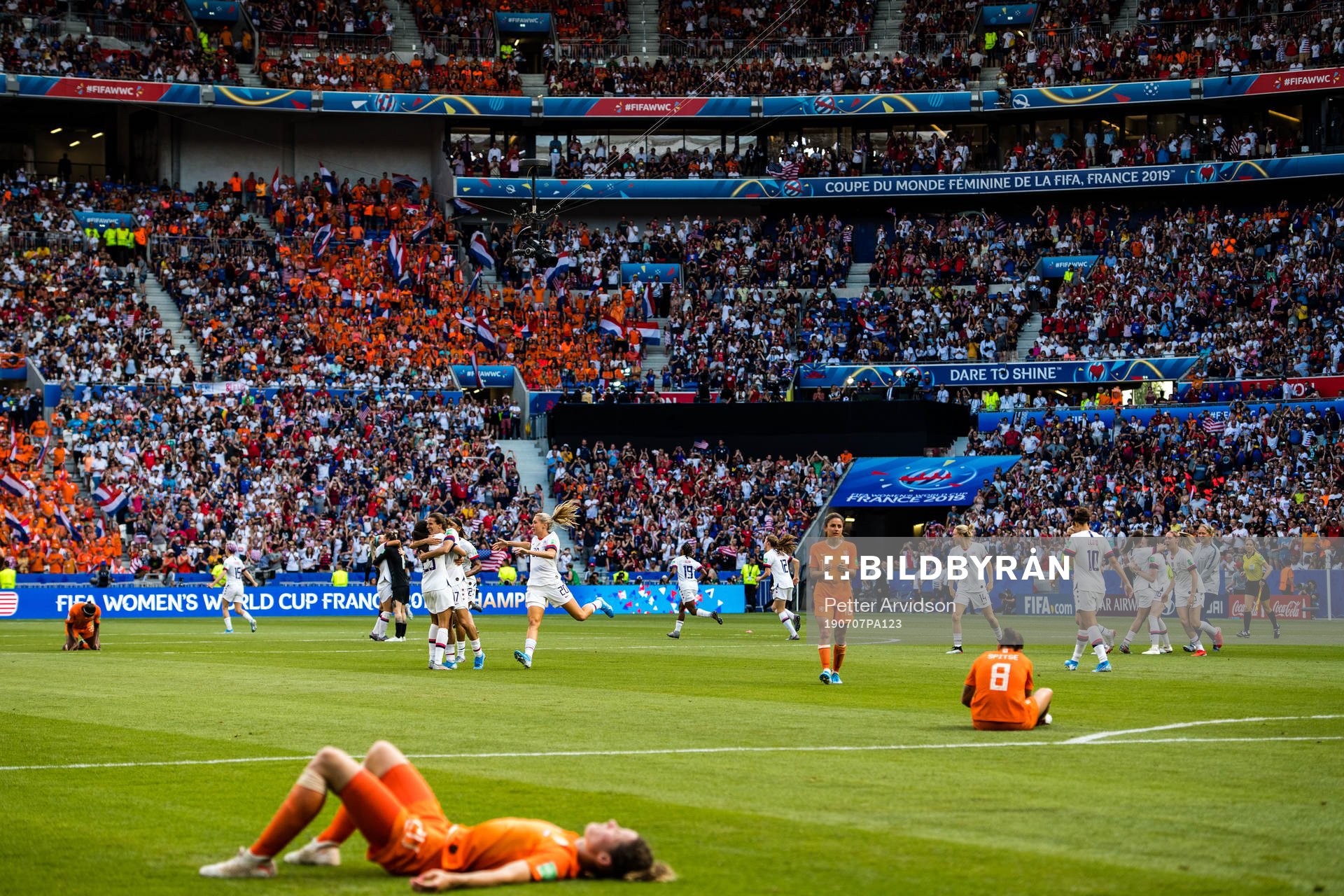 Players of USA celebrates and players of Netherlands looks