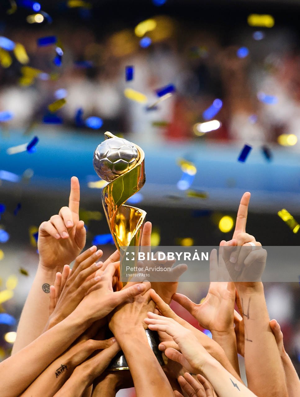 Players of USA celebrate with the trophy