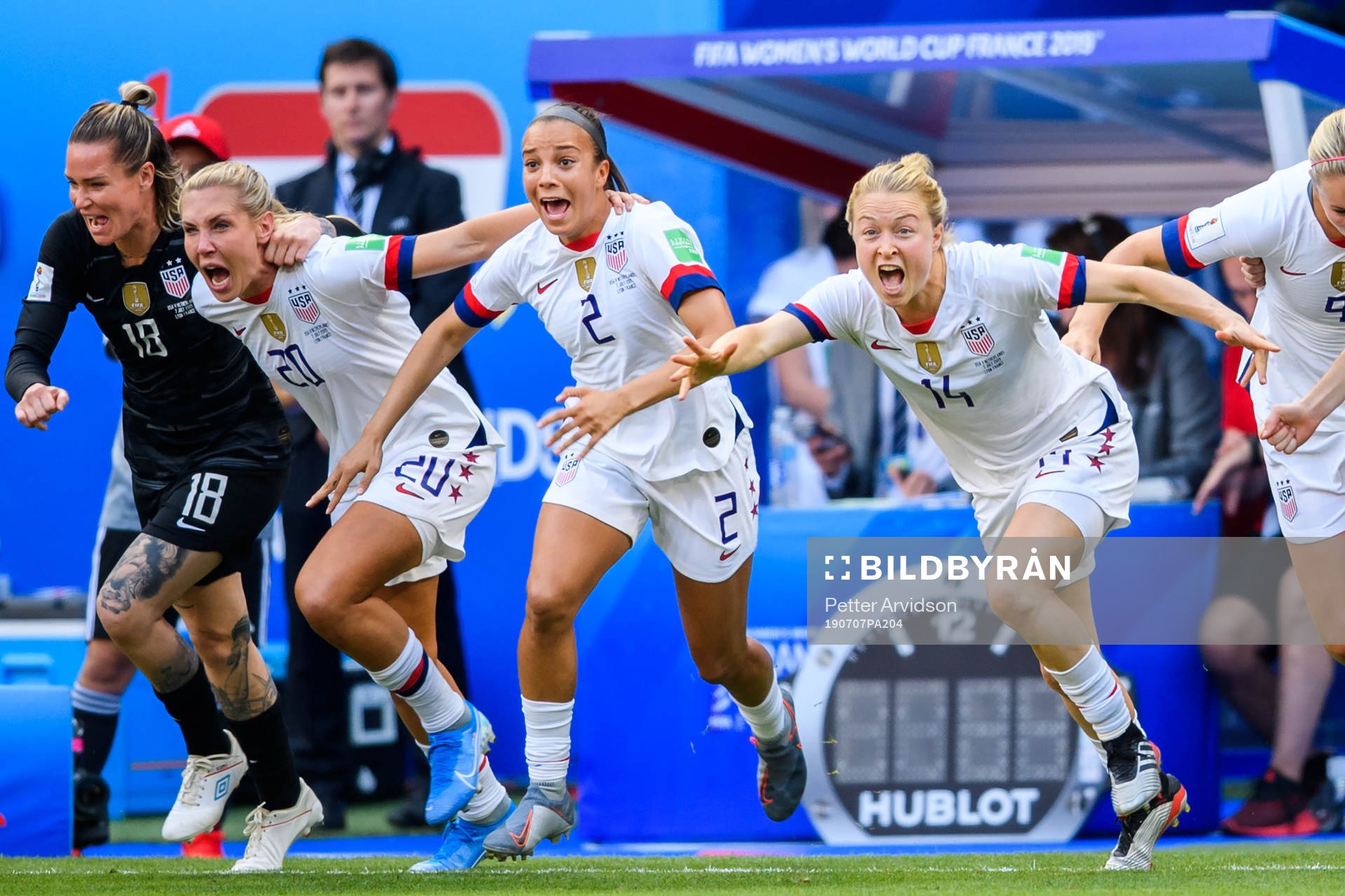 Goalkeeper Ashlyn Harris, Alexandra Long, Mallory Pugh and