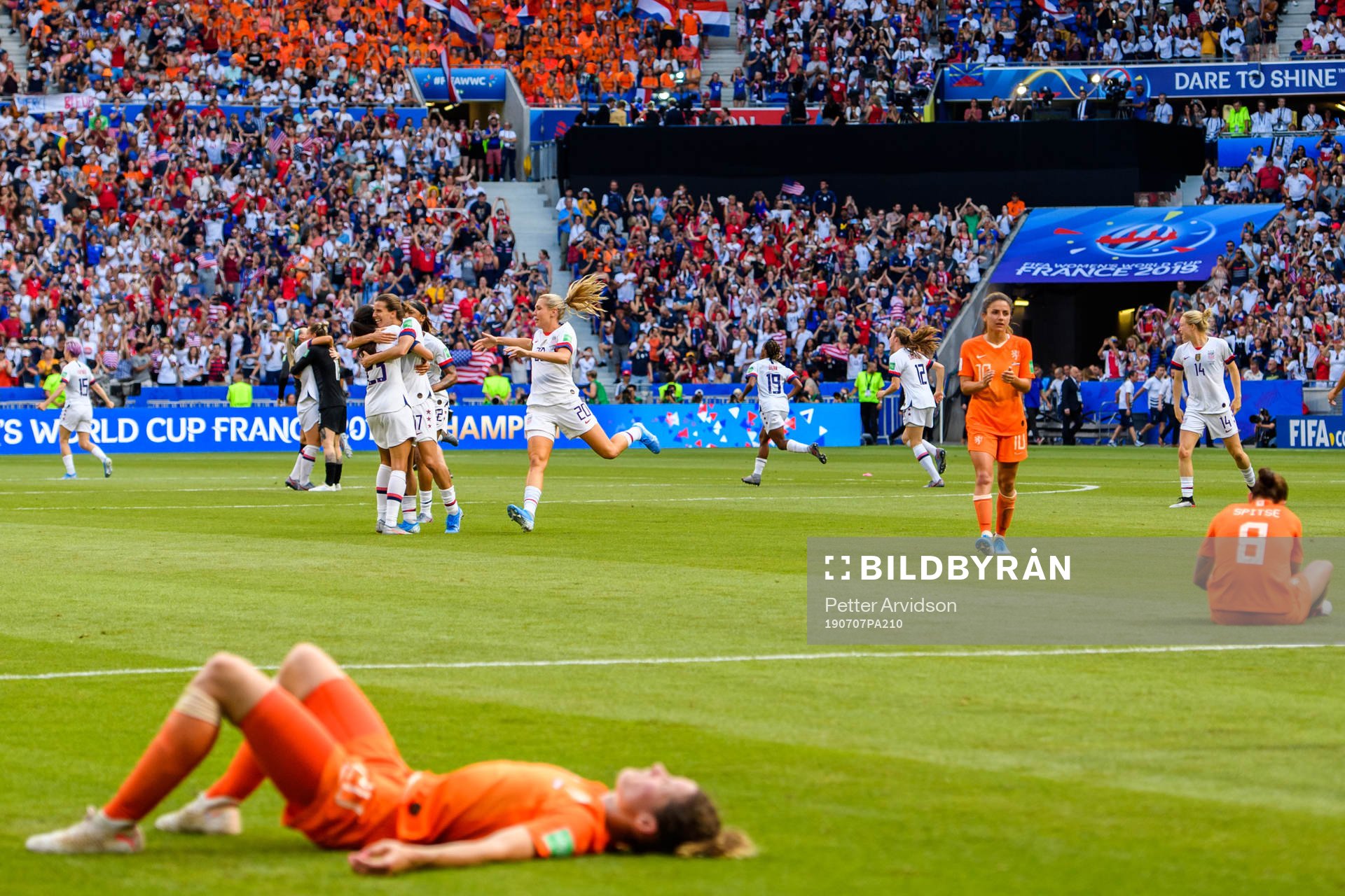 Players of USA celebrates and players of Netherlands looks