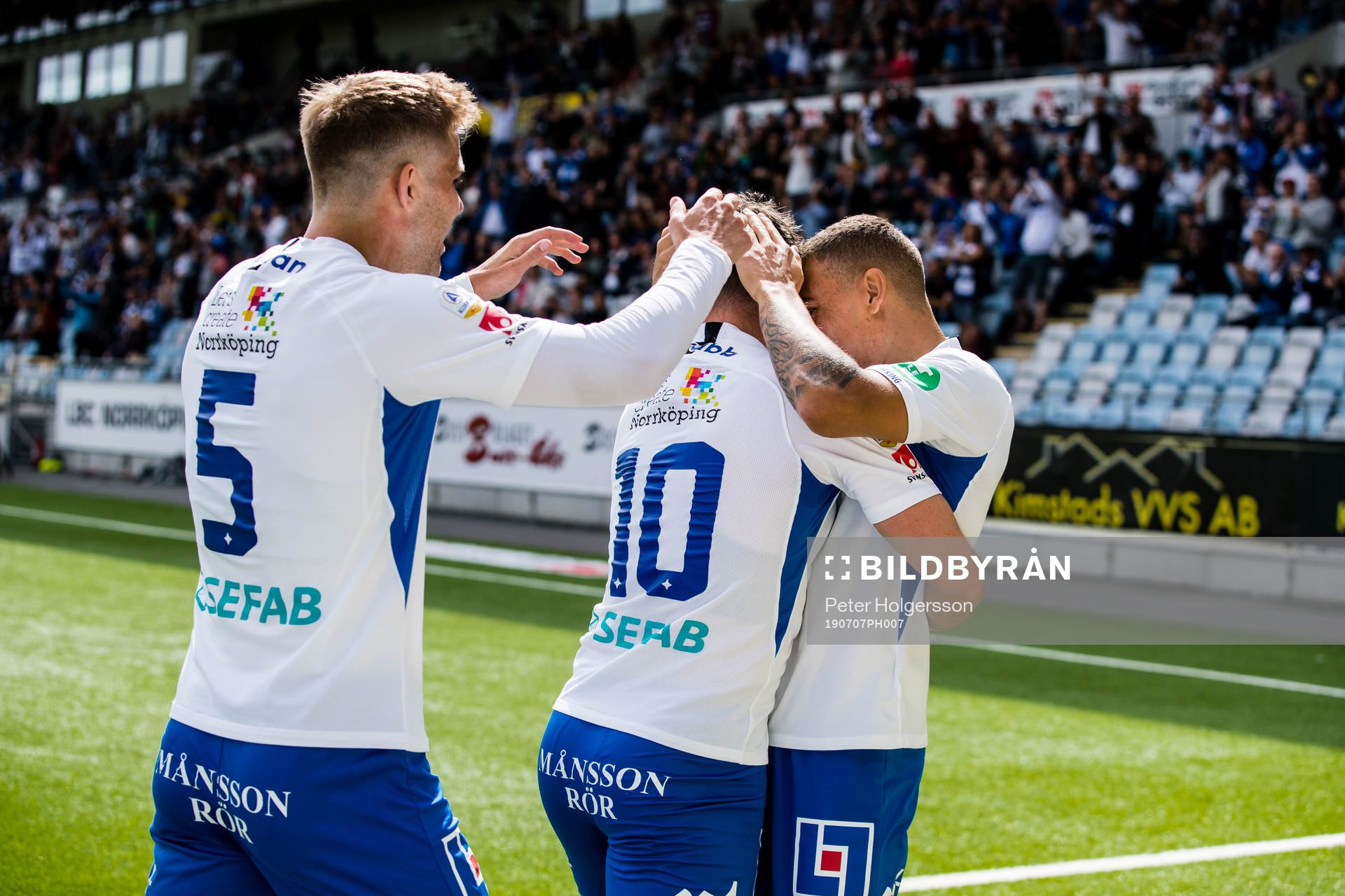 IFK Norrköpings Jordan Larsson jublar med Simon Skrabb