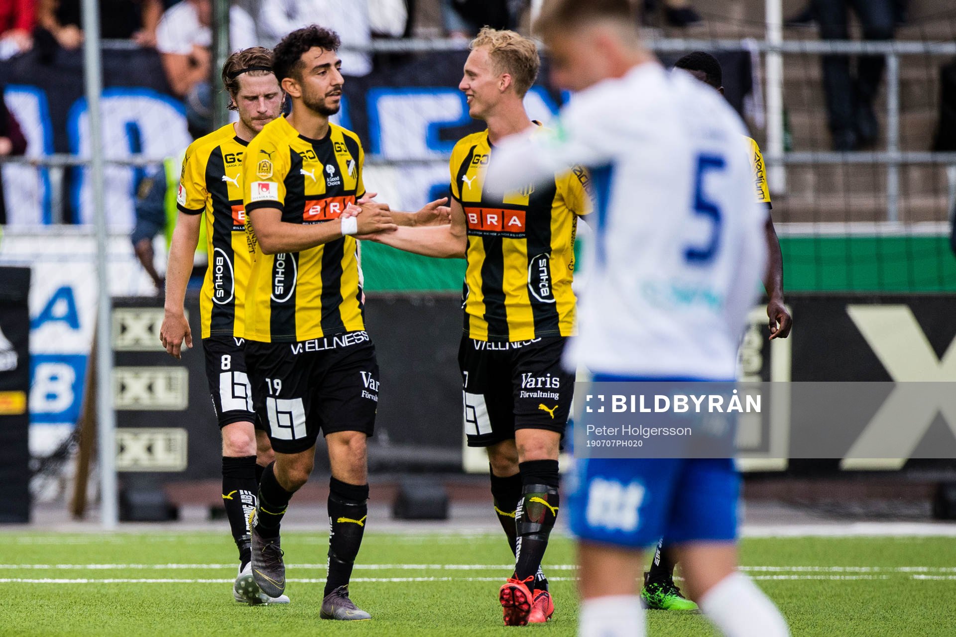 Häckens Gustav Berggren jublar med lagkamrater samtidigt