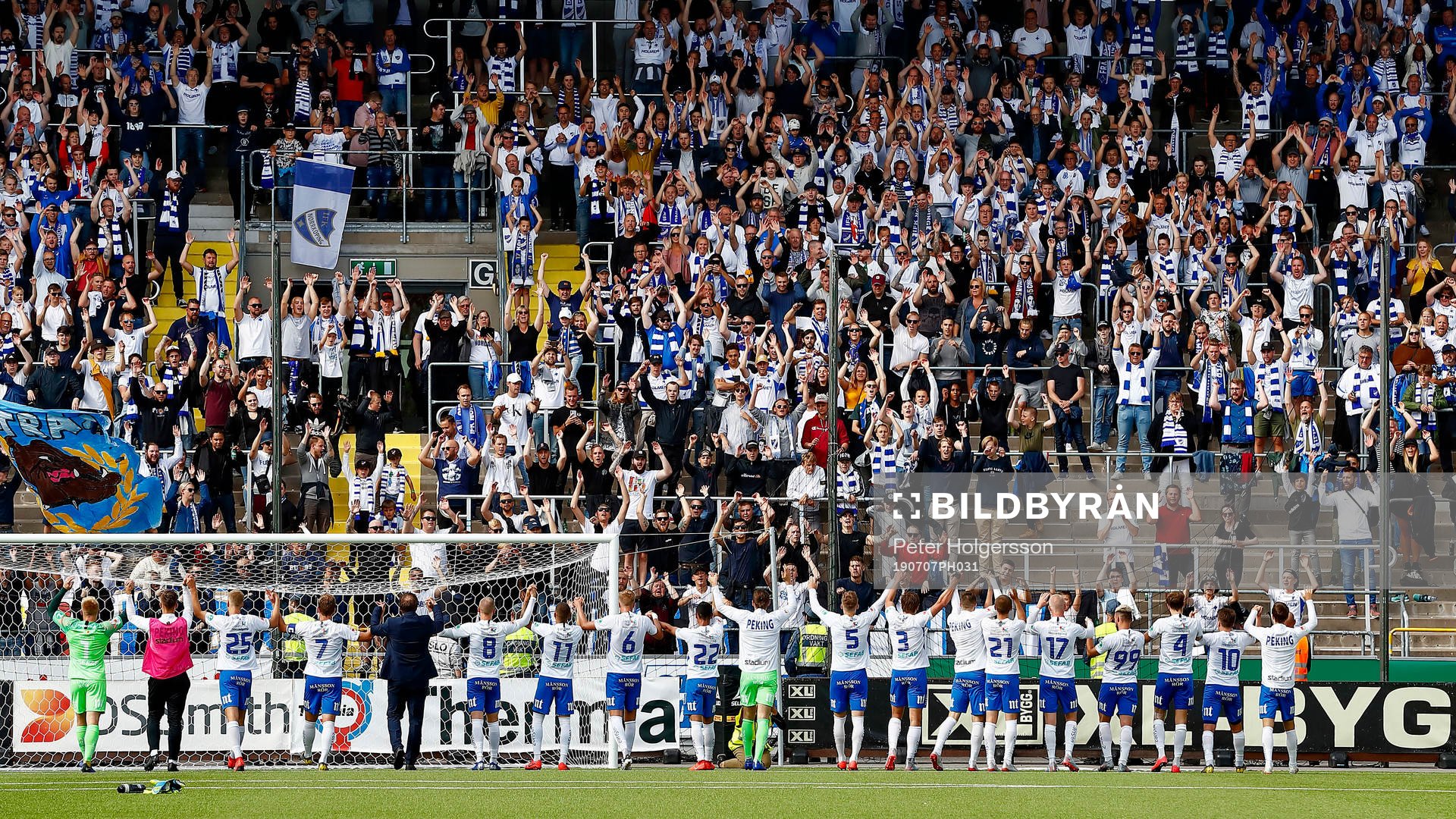 IFK Norrköpings spelare jublar och tackar publiken på Curva Nordahl under fotbollsmatchen i Allsvenskan mellan IFK Norrköping och Häcken den 7 juli 2019 i Norrköping.