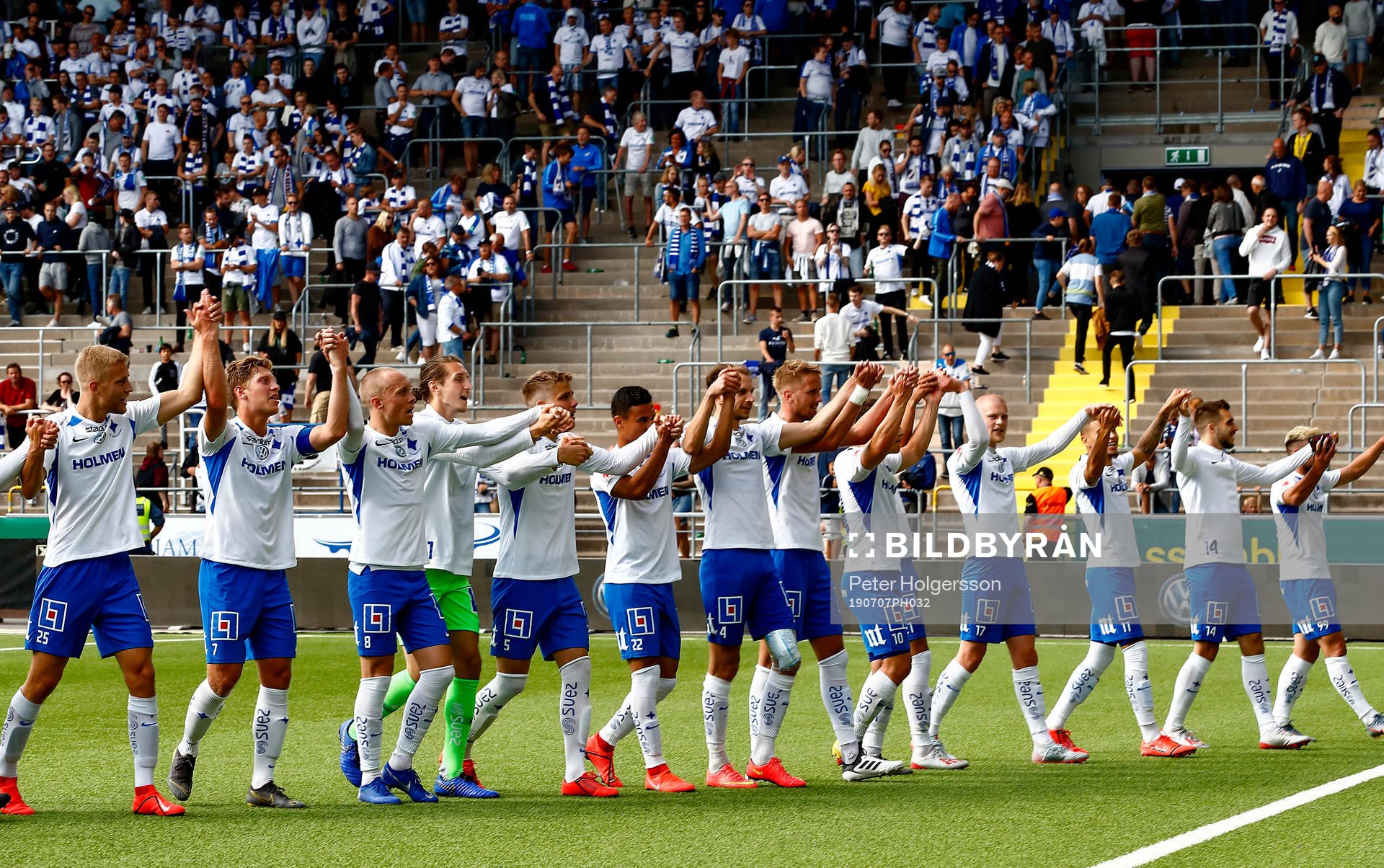 IFK Norrköpings spelare jublar och tackar publiken