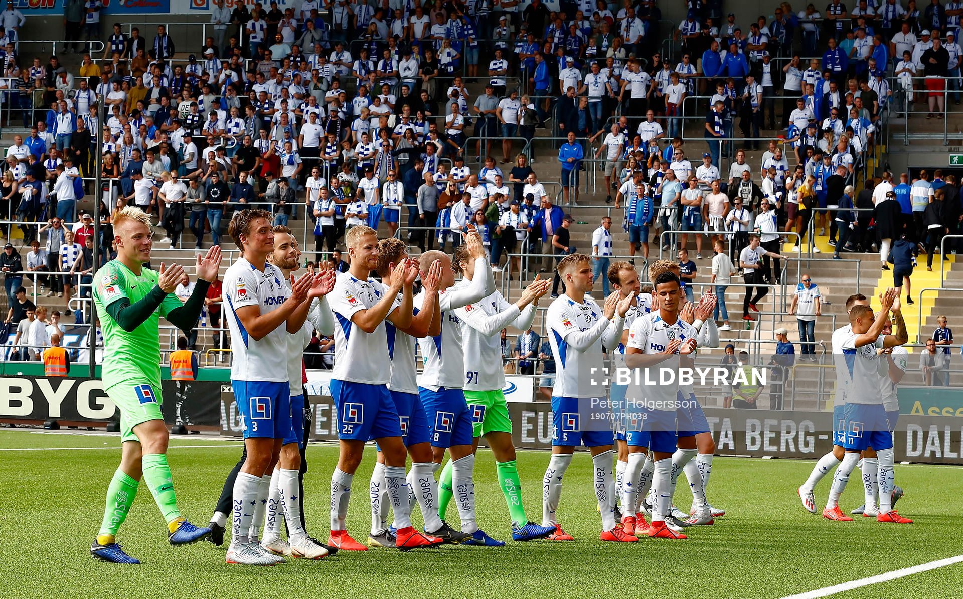 IFK Norrköpings spelare jublar och tackar publiken