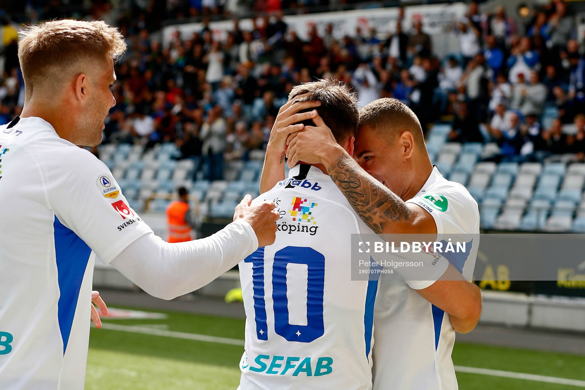 IFK Norrköpings Jordan Larsson jublar med Simon Skrabb efter mål 1-0 under fotbollsmatchen i Allsvenskan mellan IFK Norrköping och Häcken den 7 juli 2019 i Norrköping.