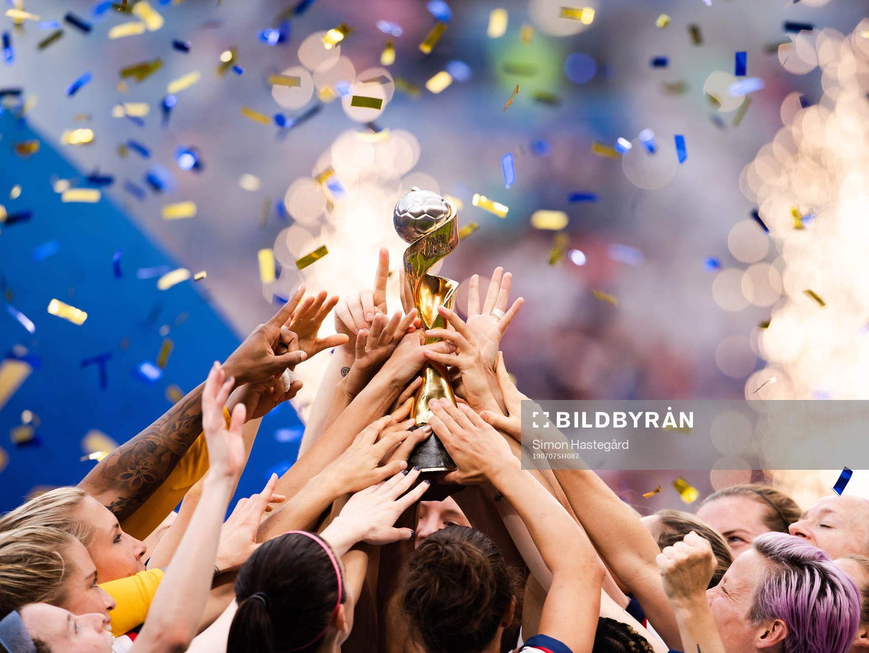 Players of USA celebrate with the trophy