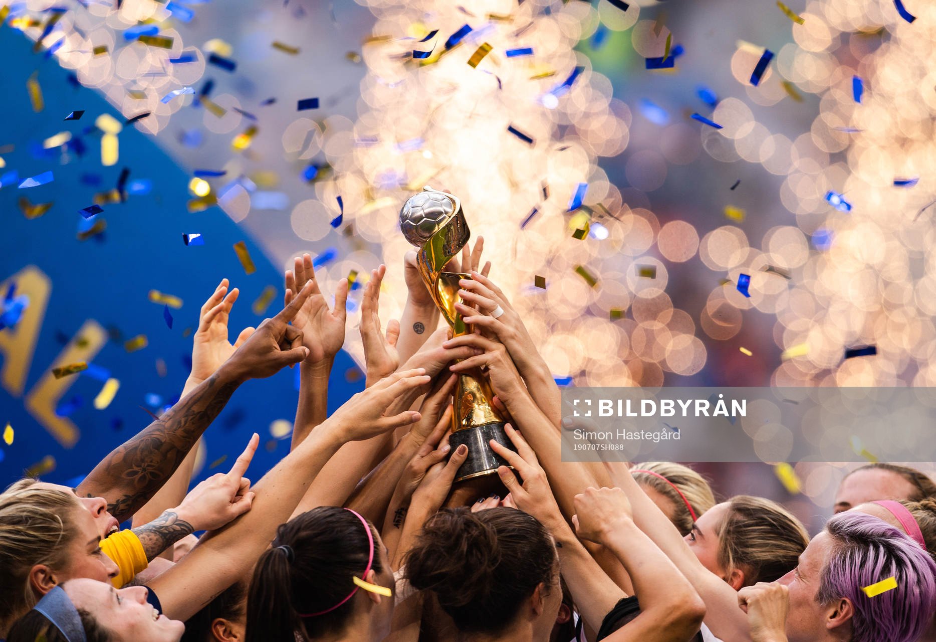 Players of USA celebrate with the trophy