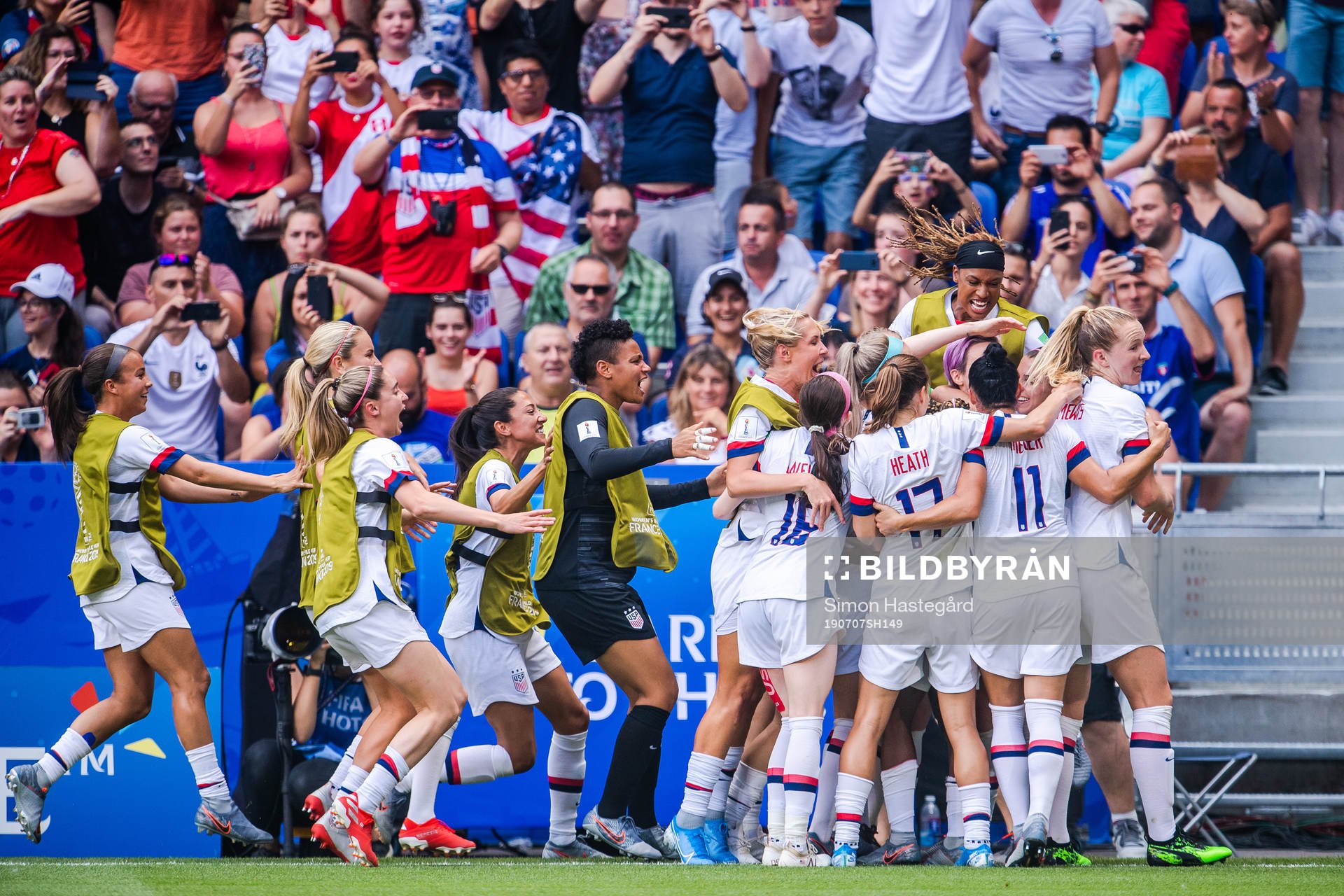 Players of USA celebrate the 0-1 goal by Megan Rapinoe ,