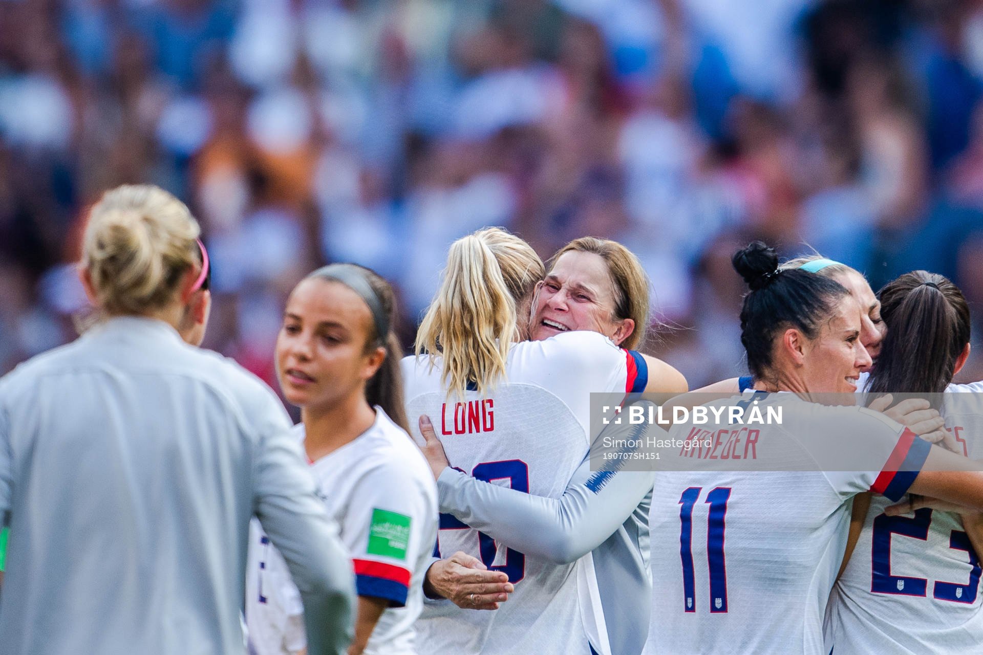 Alexandra Long and Jillian Ellis, head coach of USA