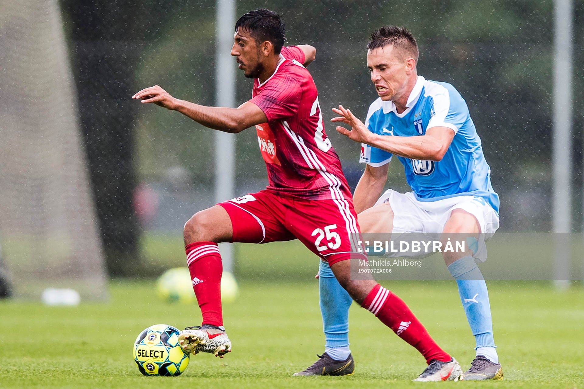  Lyngbys Adnan Mohammad och  Malmö FFs Jonas Knudsen under träningsmatchen i fotboll mellan Malmö och Lyngby den 7 april 2019 i Malmö. 