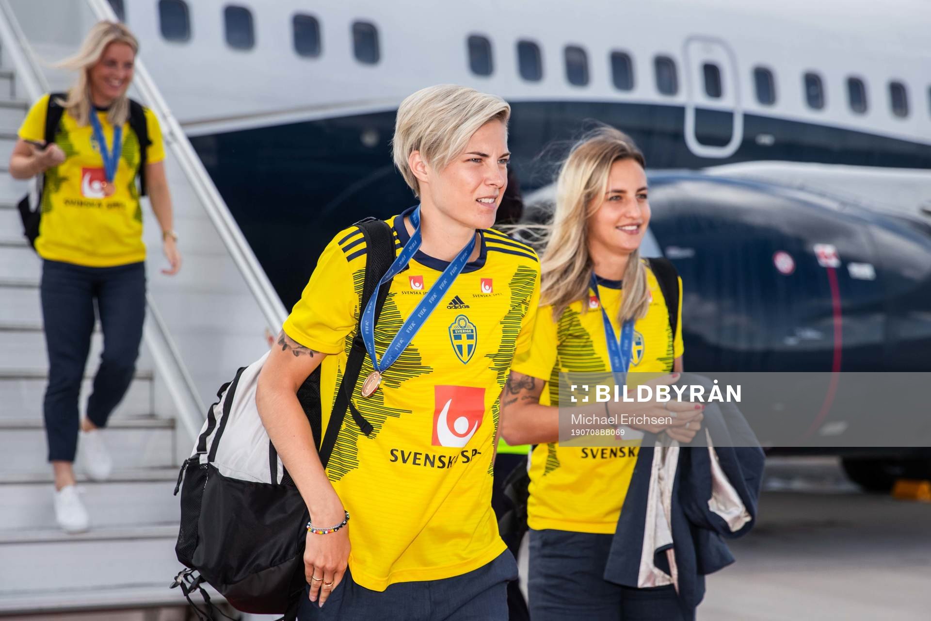 Lina Hurtig and Nathalie Björn arrive at Landvetter