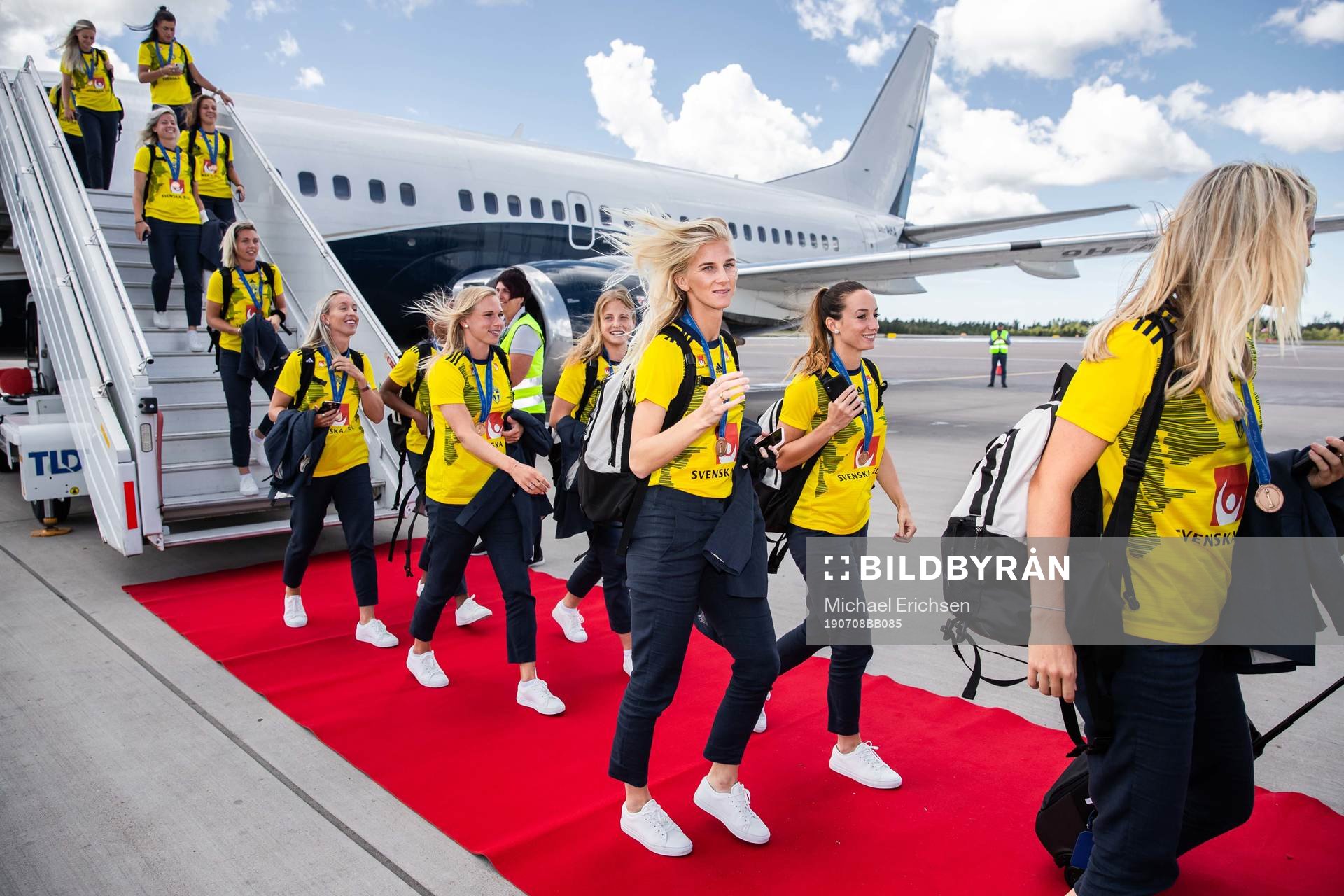 Sofia Jakobsson and Kosovare Asllani arrive at Landvetter