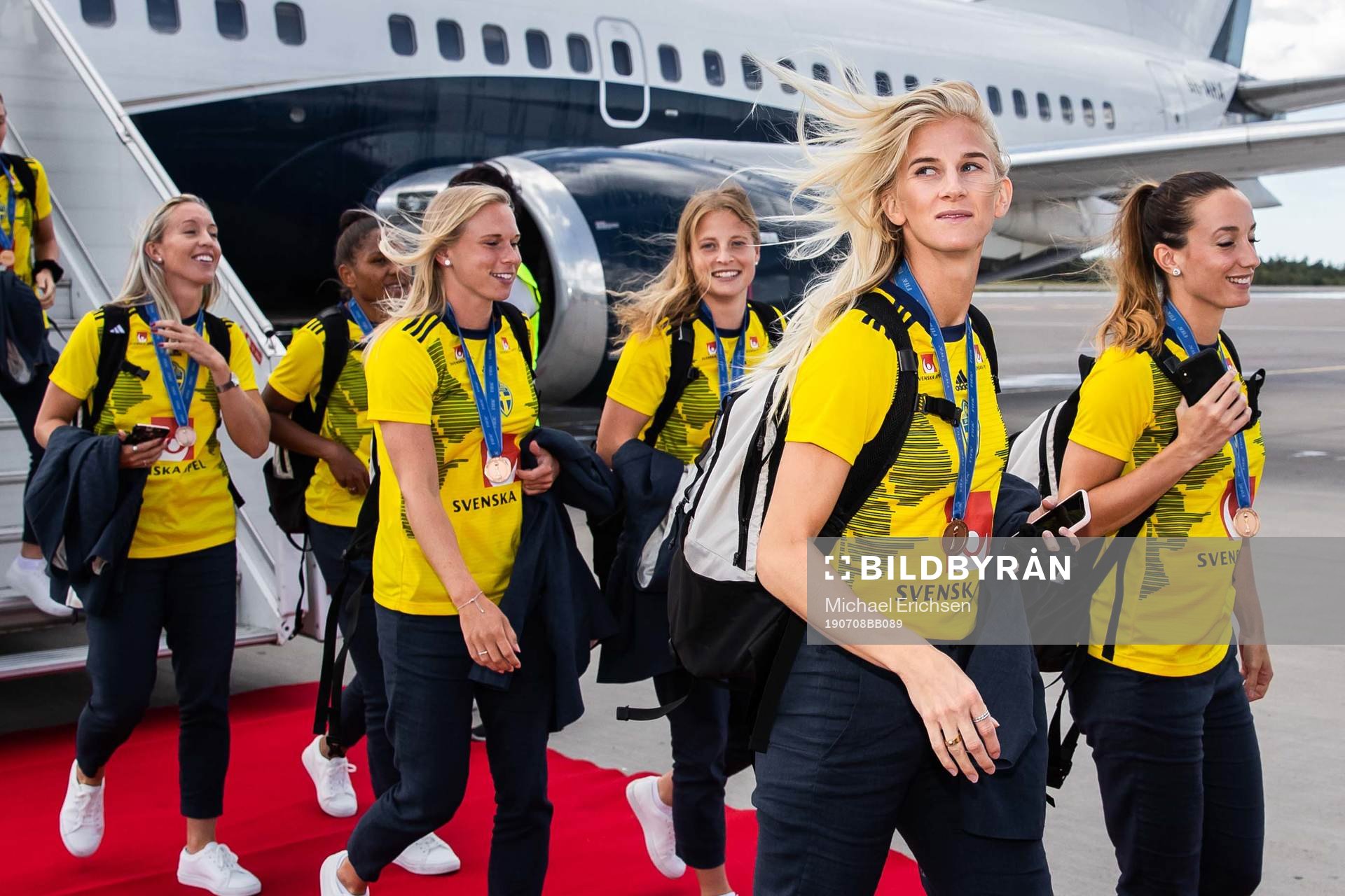 Sofia Jakobsson and Kosovare Asllani arrive at Landvetter