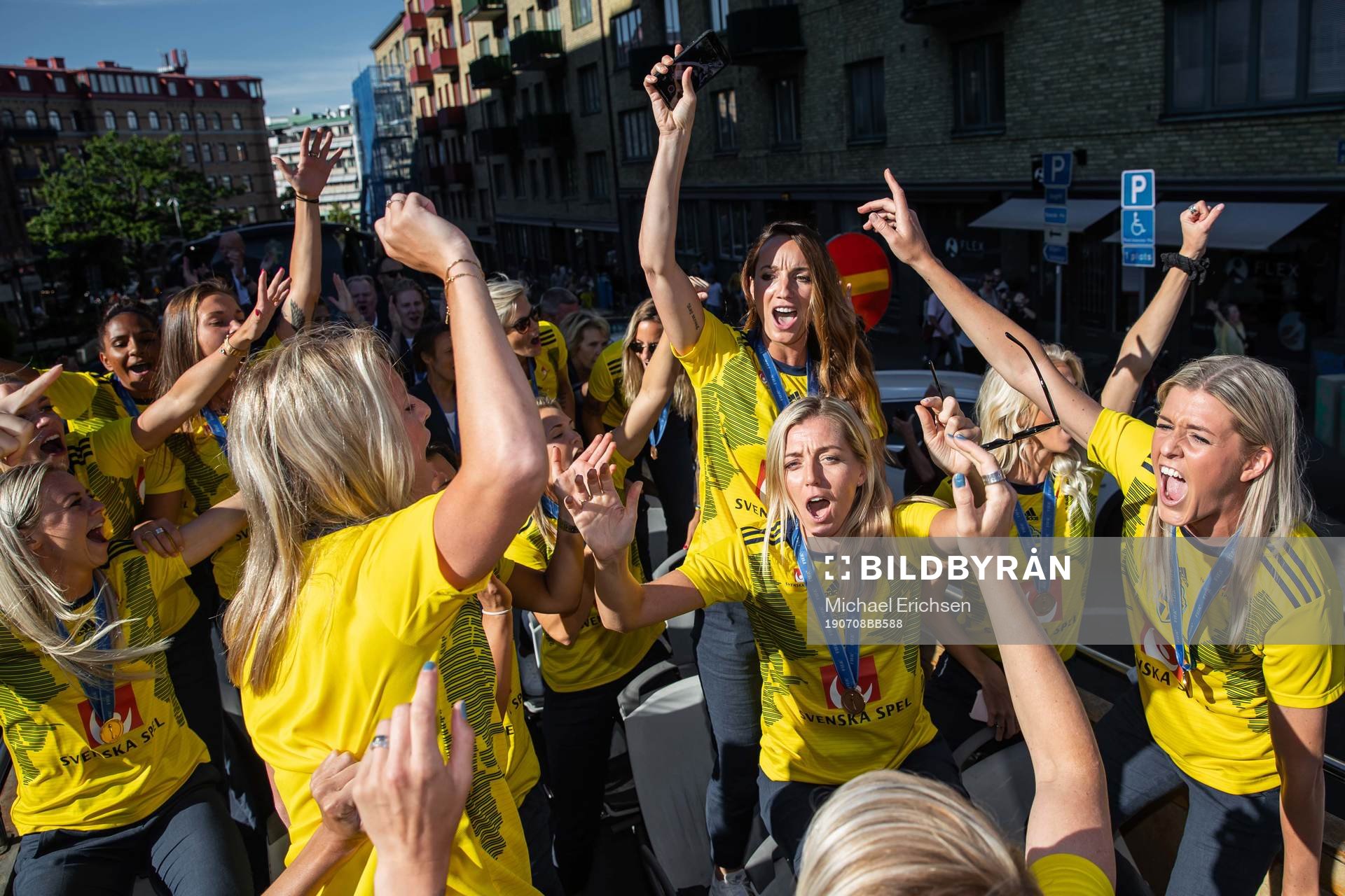Kosovare Asllani and Olivia Schough