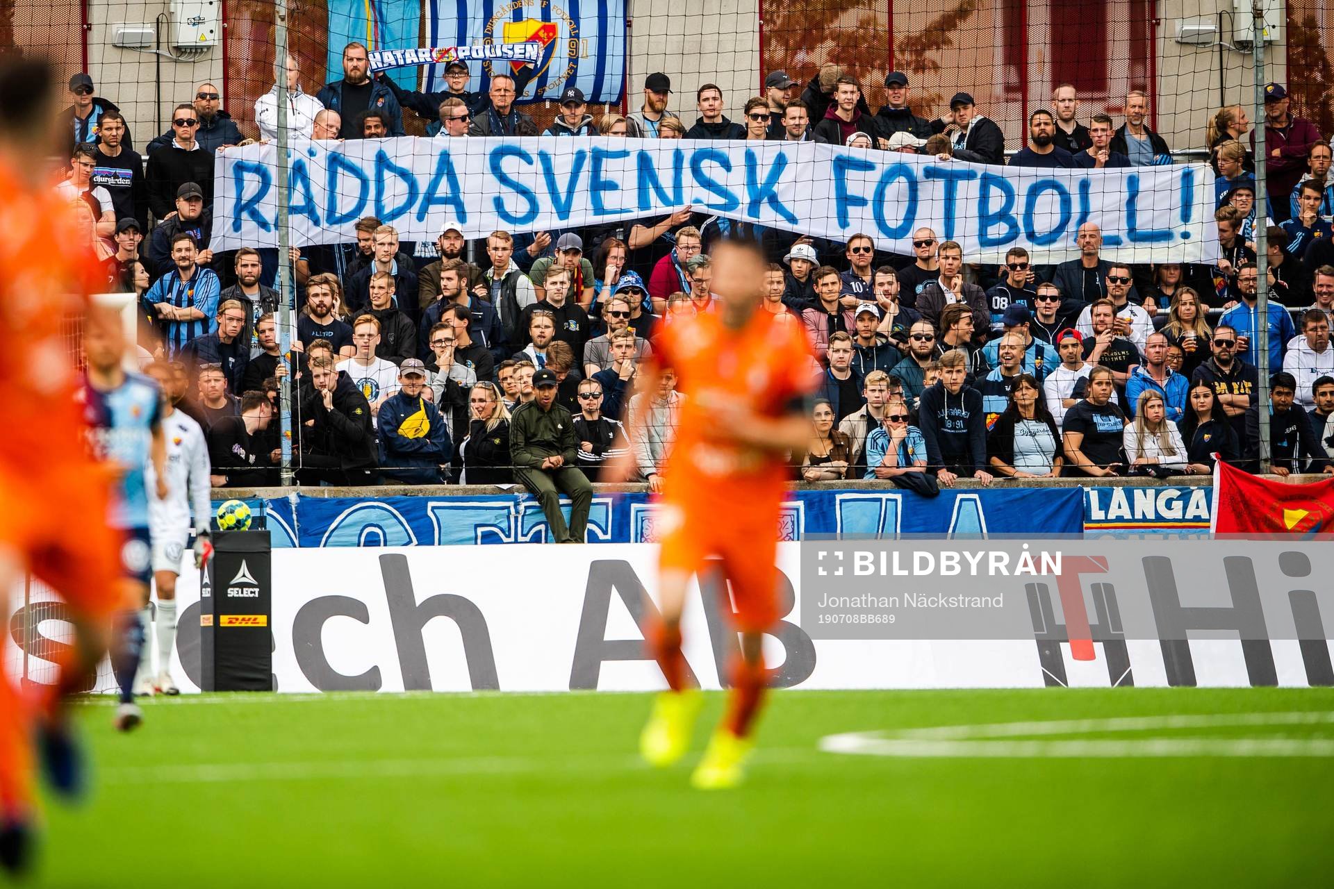 Djurgårdens supportrar med en banderoll