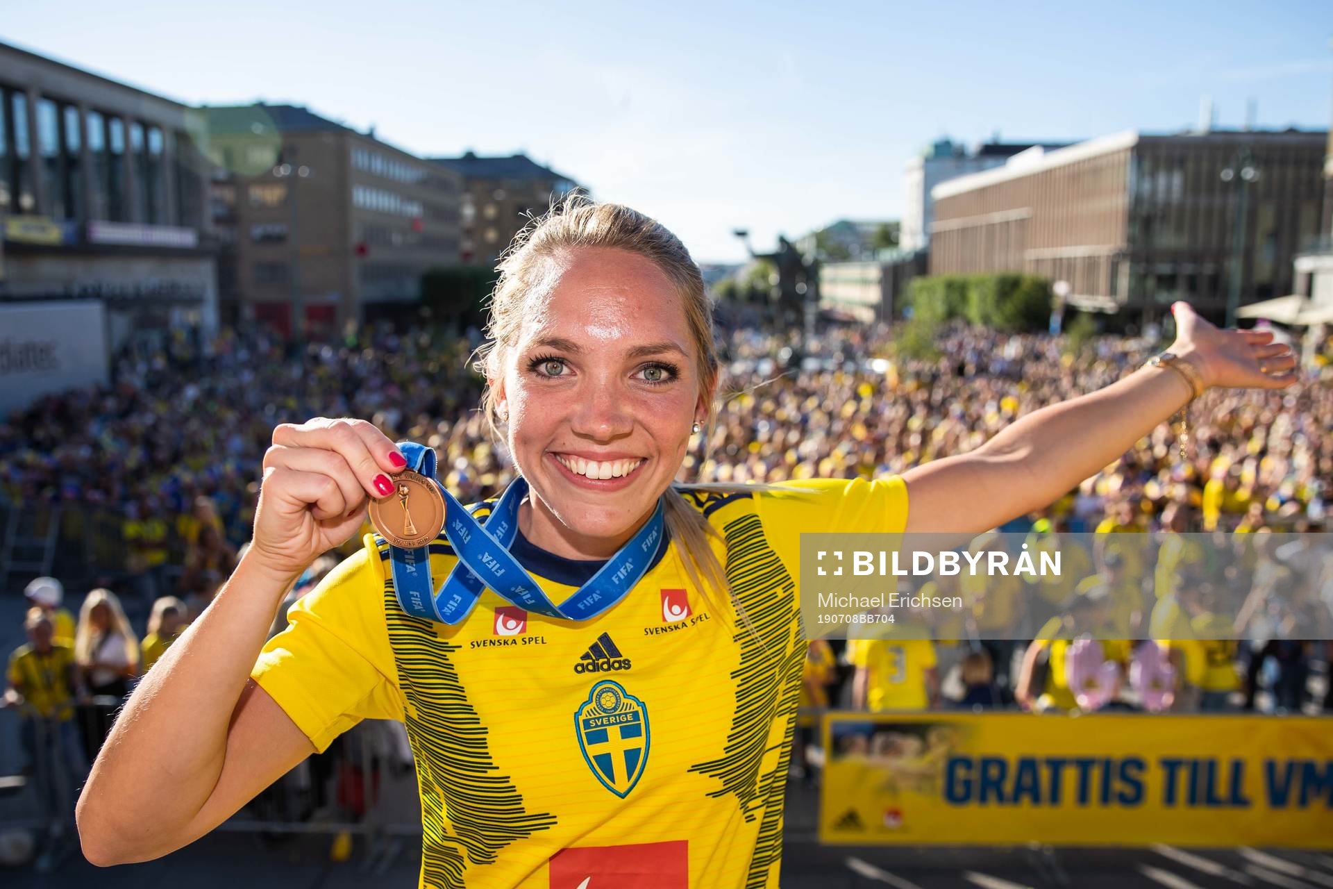 Elin Rubensson pose with her medal