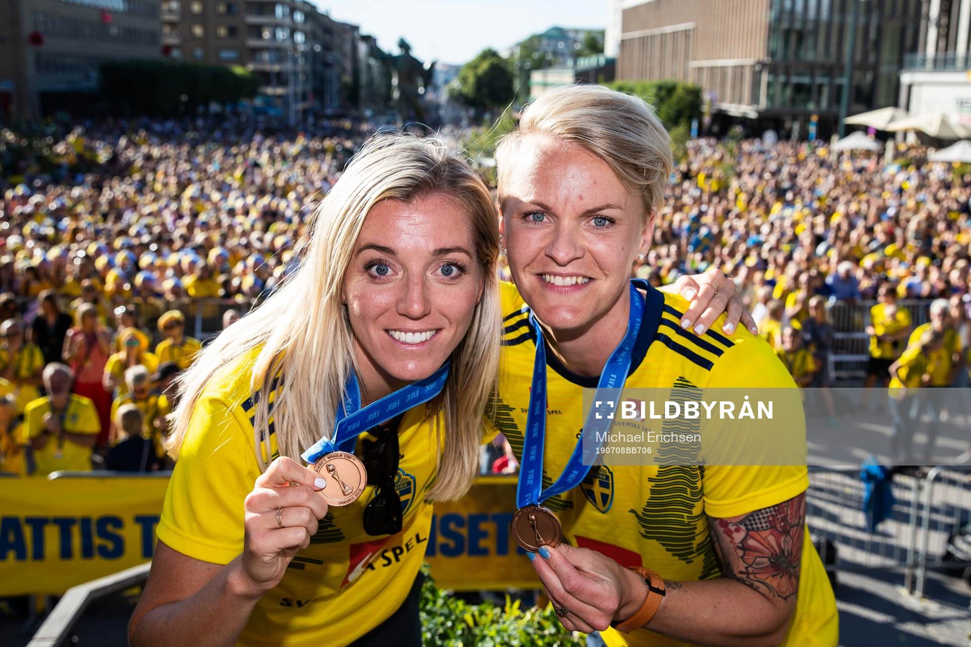 Linda Sembrant and Nilla Fischer pose with their medals