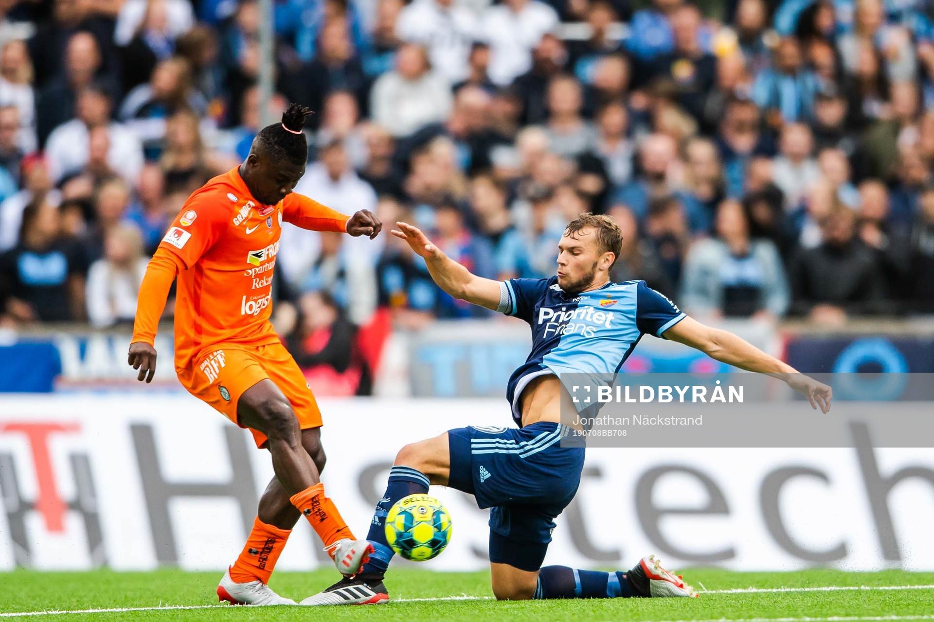 AFC Eskilstunas Nnamani och Djurgårdens Jesper Karlström