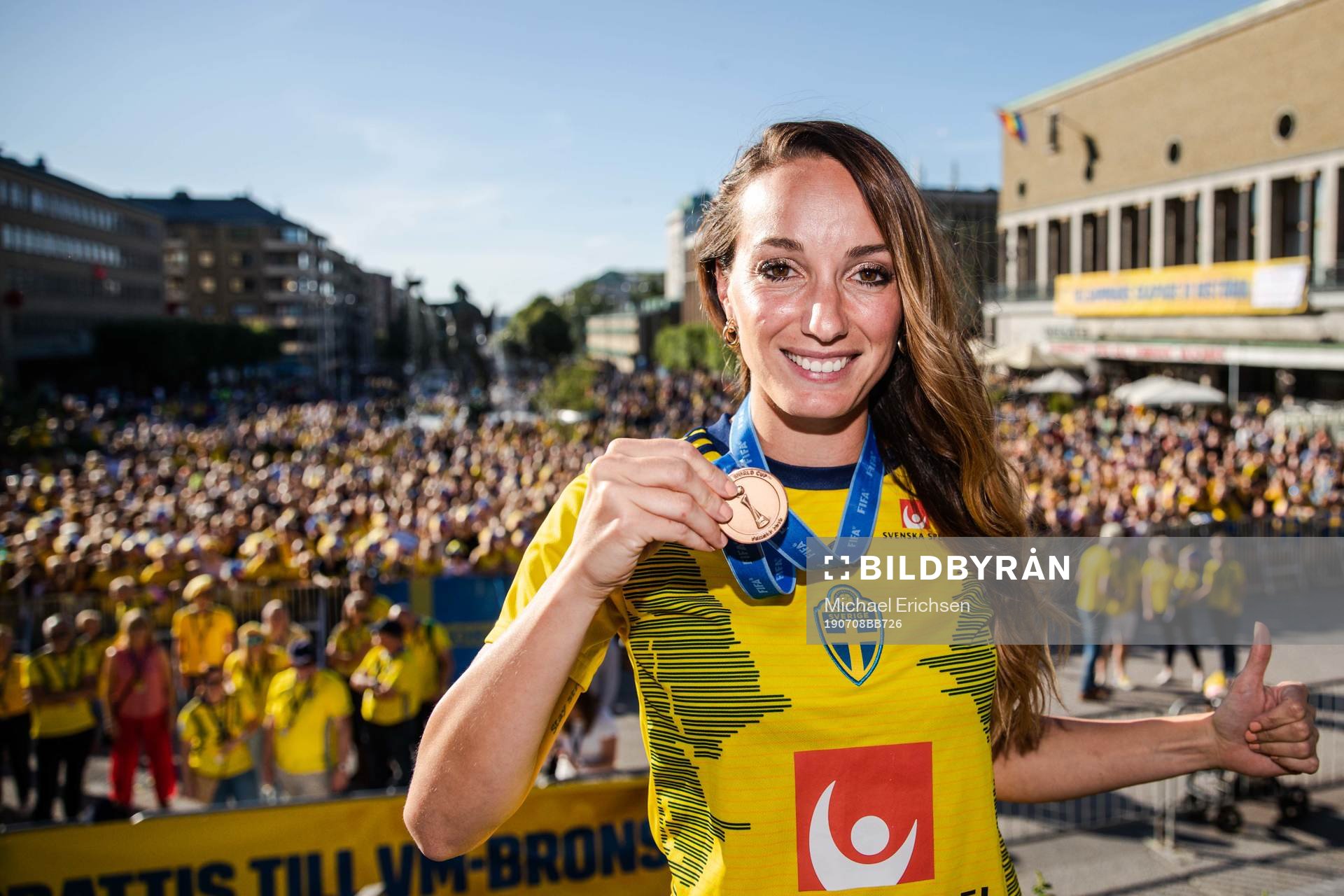 Kosovare Asllani poses with her medal