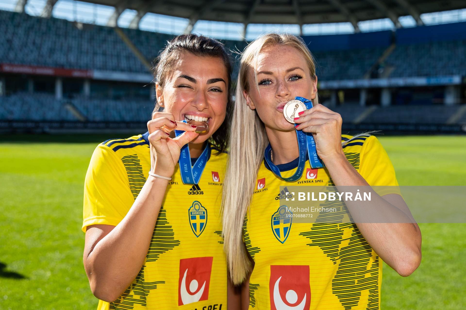Goalkeeper Zecira Musovic and Amanda Ilestedt pose with