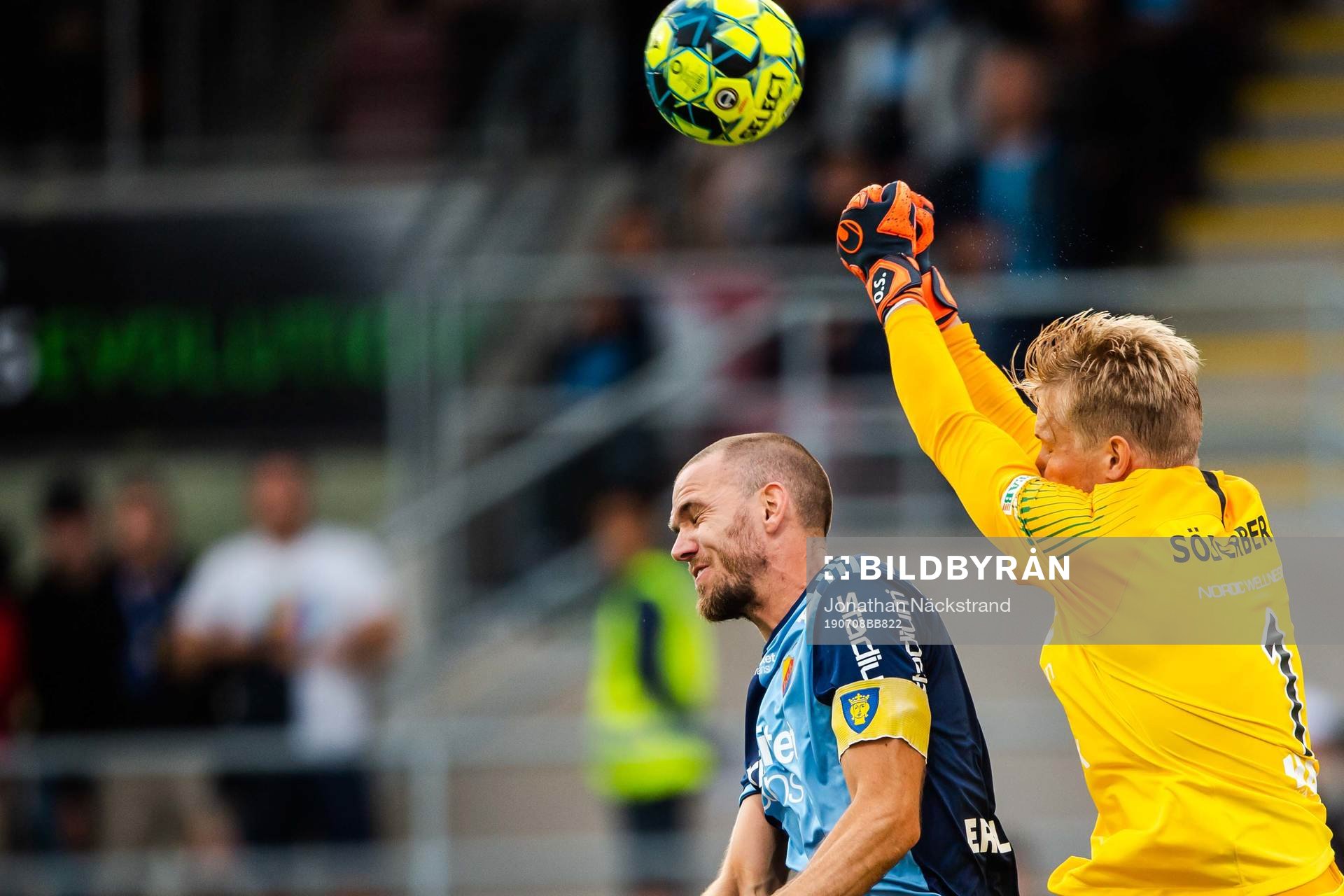 AFC Eskilstunas målvakt Ole Söderberg och Djurgårdens