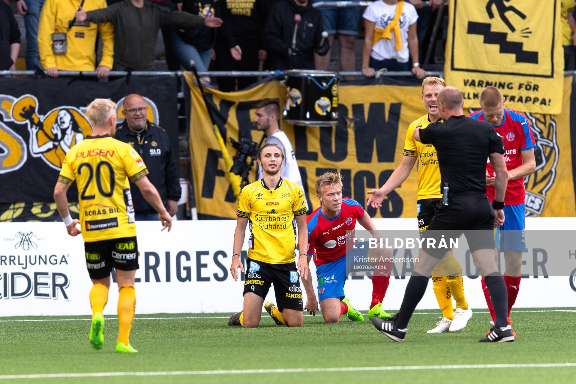 Elfsborgs Pawel Cibicki blir varnad av domare Patrik