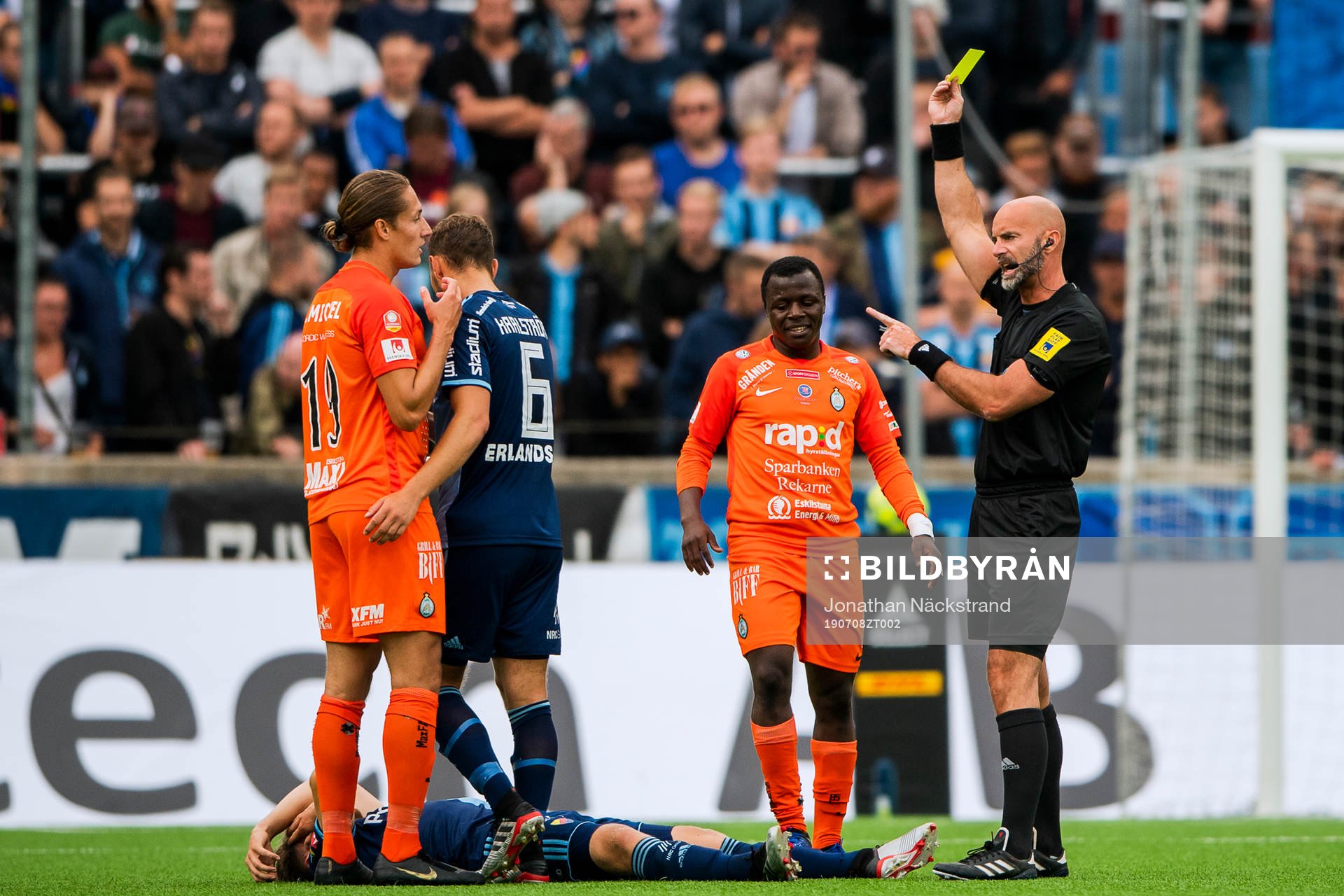 AFC Eskilstunas Felix Michel Melki får gult kort av domare