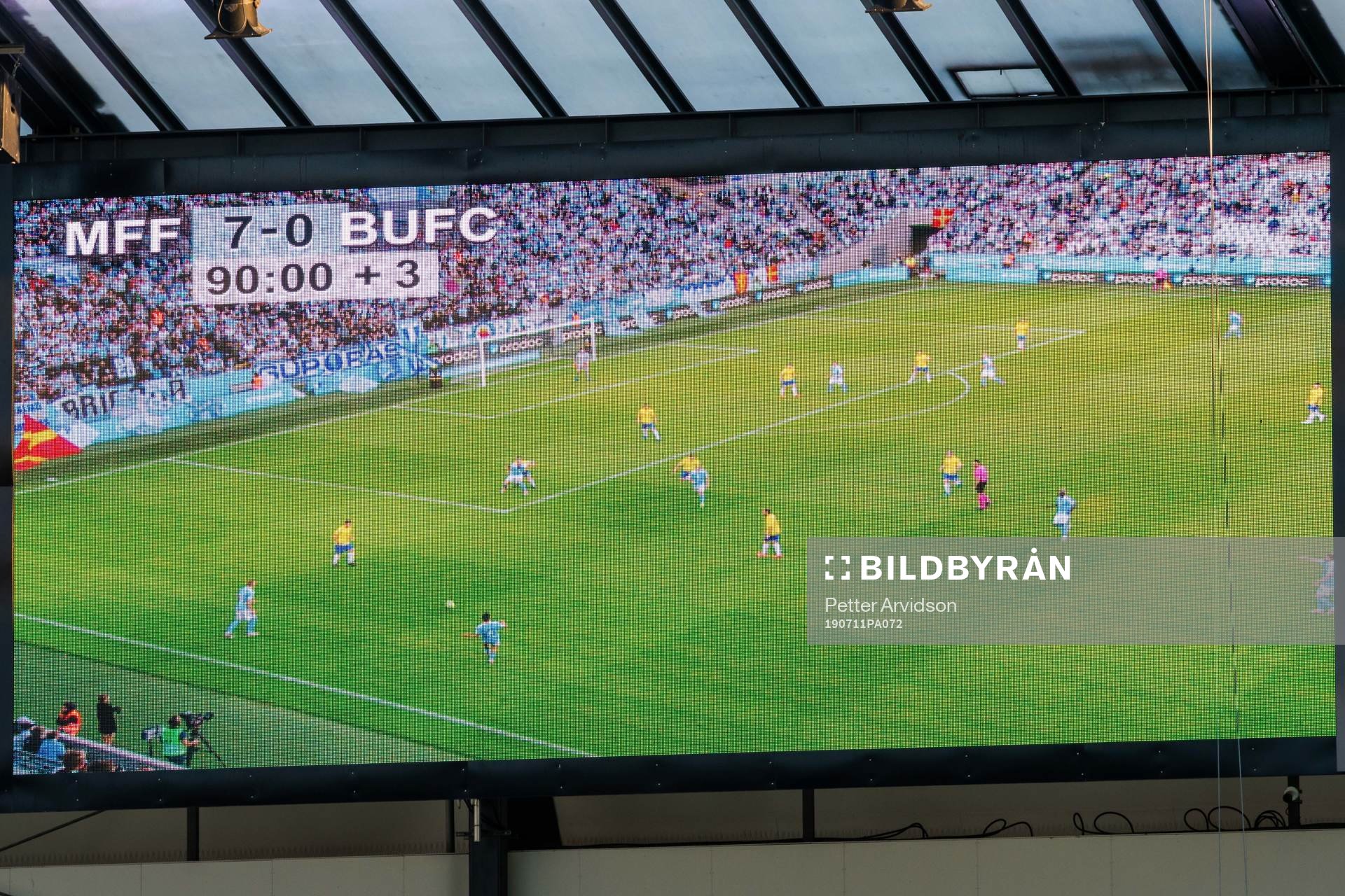 A screen shows the result and the game