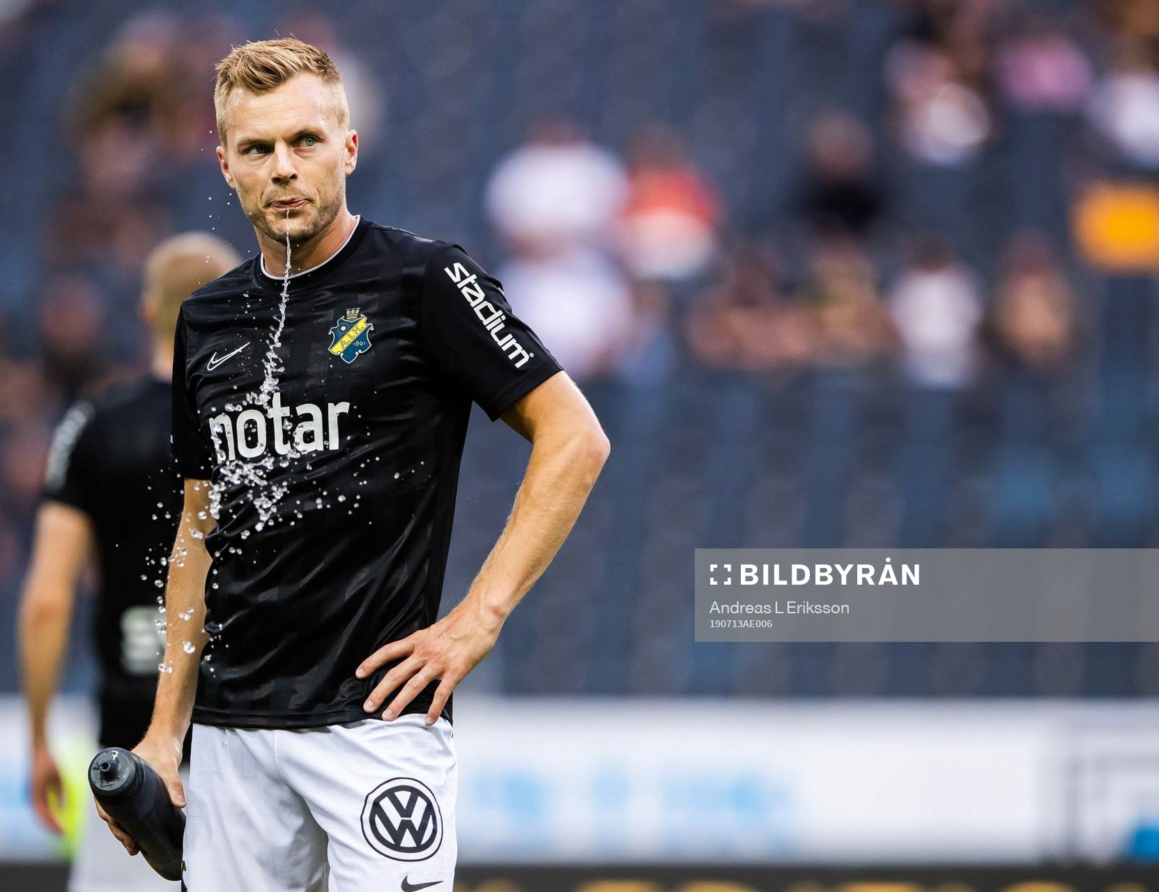 s Sebastian Larsson dricker vatten