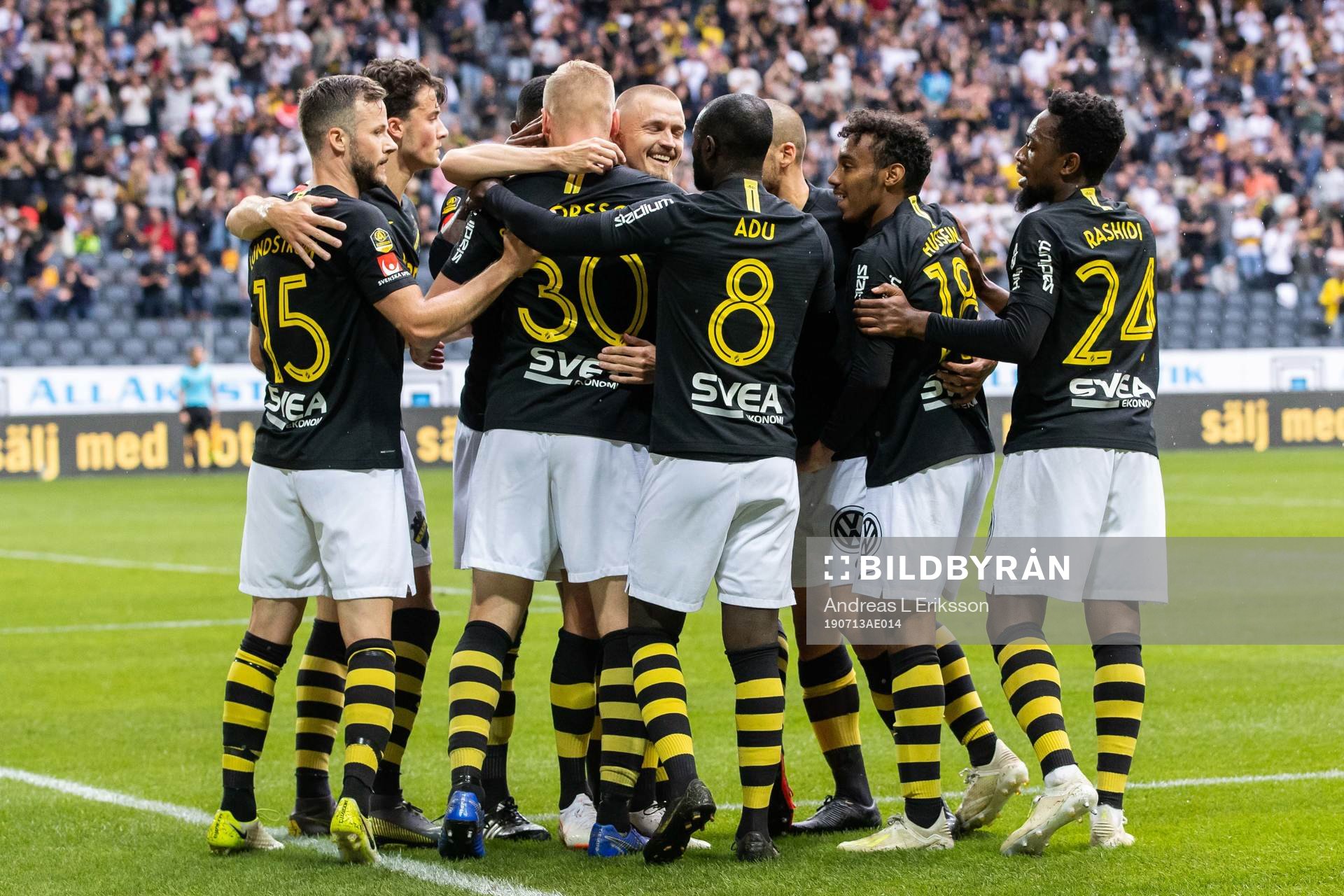 AIK:s Kolbeinn Sigthorsson jublar med lagkamrater efter 1-0 under fotbollsmatchen i Allsvenskan mellan AIK och Elfsborg den 13 juli 2019 i Stockholm.