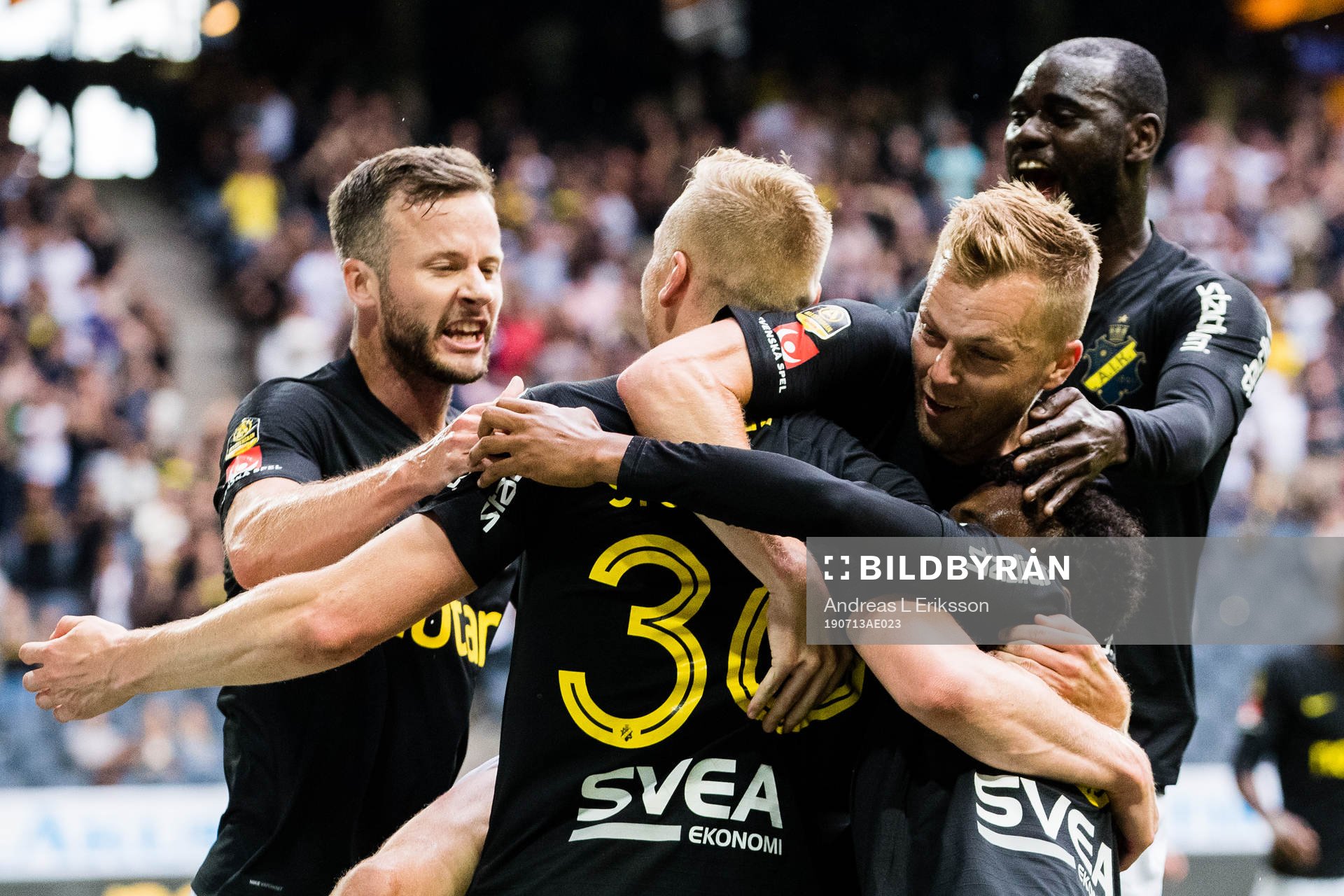 AIK:s Kolbeinn Sigthorsson jublar tillsammans med Robert Lundström, Sebastian Larsson, Enoch Kofi Adu ich Bilal Hussein efter att ha gjort 1-0 för AIK under fotbollsmatchen i Allsvenskan mellan AIK och Elfsborg den 13 juli 2019 i Stockholm.