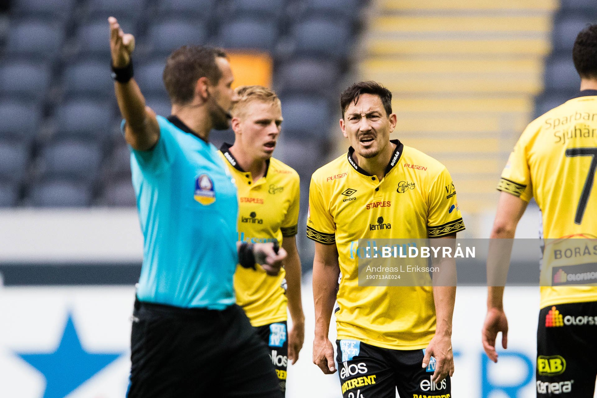 Elfsborgs Stefan Ishizaki reagerar på domare Victor Wolf