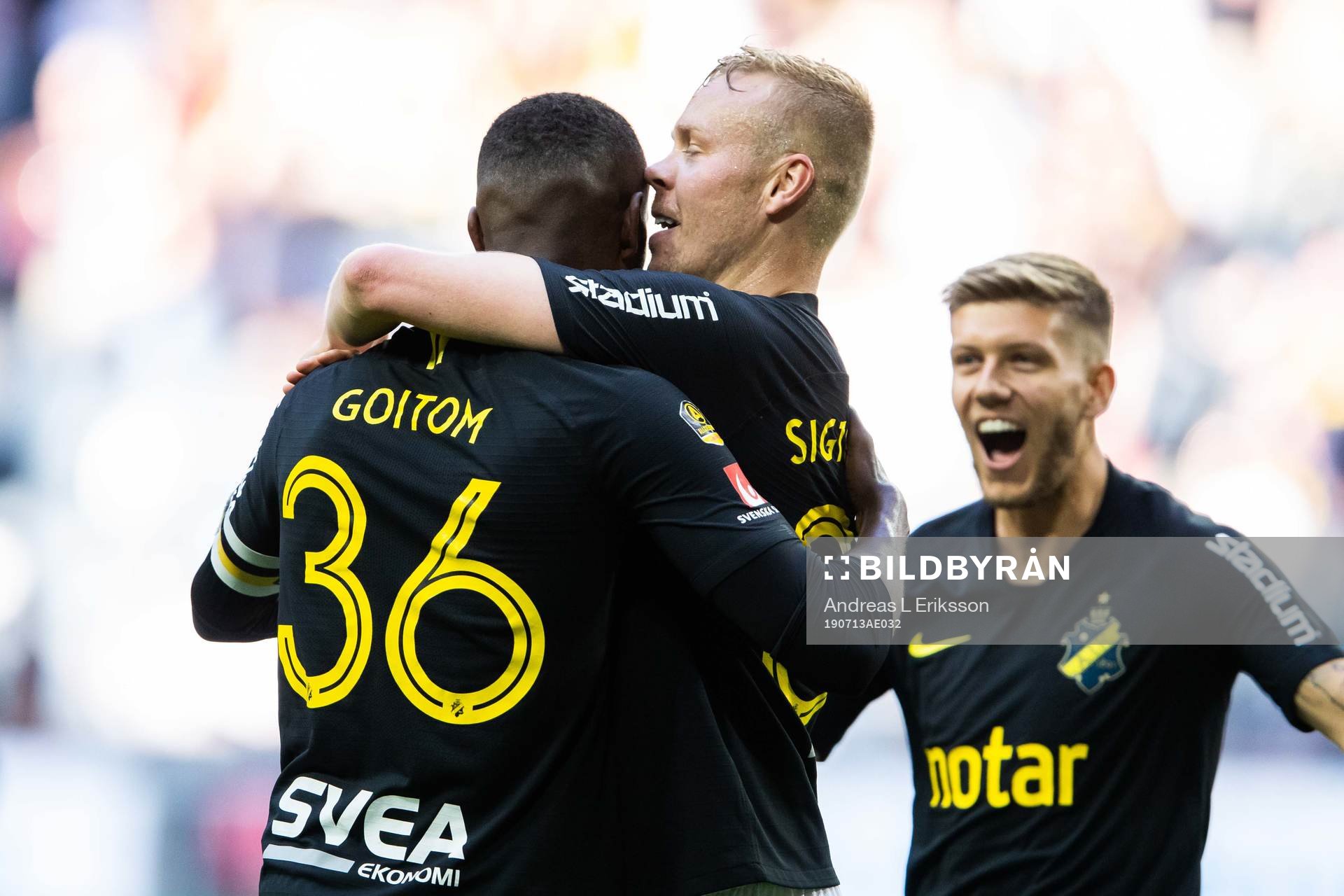 AIK:s Kolbeinn Sigthorsson jublar med Henok Goitom efter 3-0 under fotbollsmatchen i Allsvenskan mellan AIK och Elfsborg den 13 juli 2019 i Stockholm.